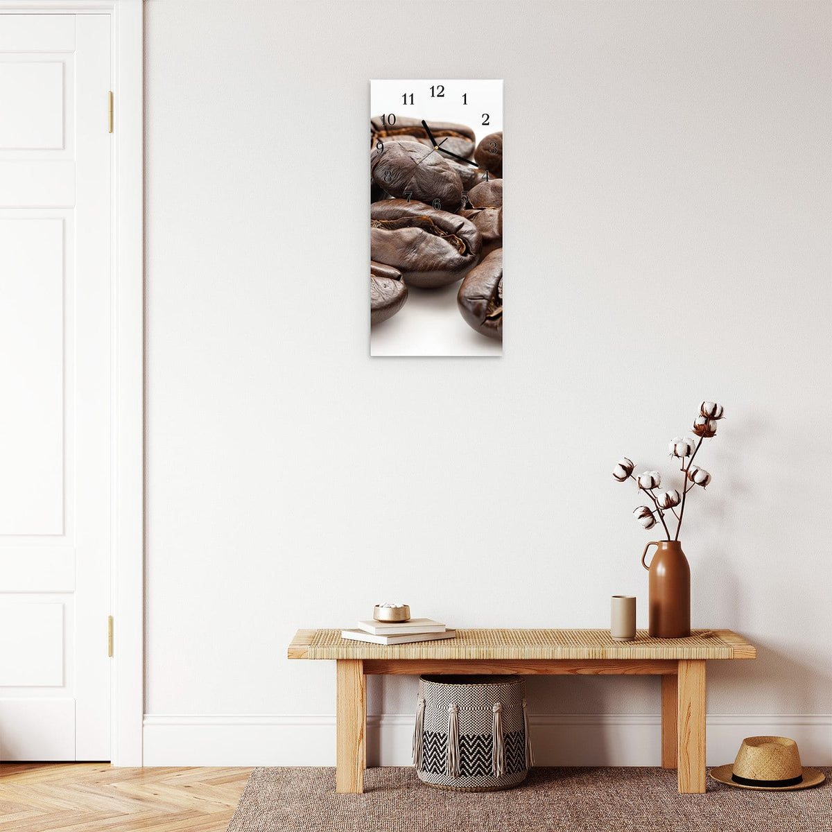 Moderne Wanduhr aus Glas mit Farbtiefe – Wanduhr Stille Kaffeebohnen aus Glas – Hochformat 30 × 60 cm