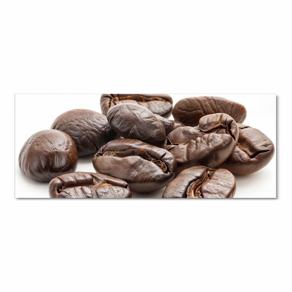 Makroaufnahme weniger dunkel gerösteter Kaffeebohnen vor weißem Grund