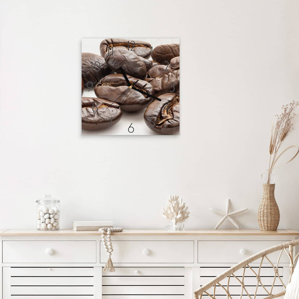 Wanduhr Geröstete Kaffeebohnen aus Glas – Quadratisch 30 × 30 cm – Glänzende Bohnen in Großaufnahme