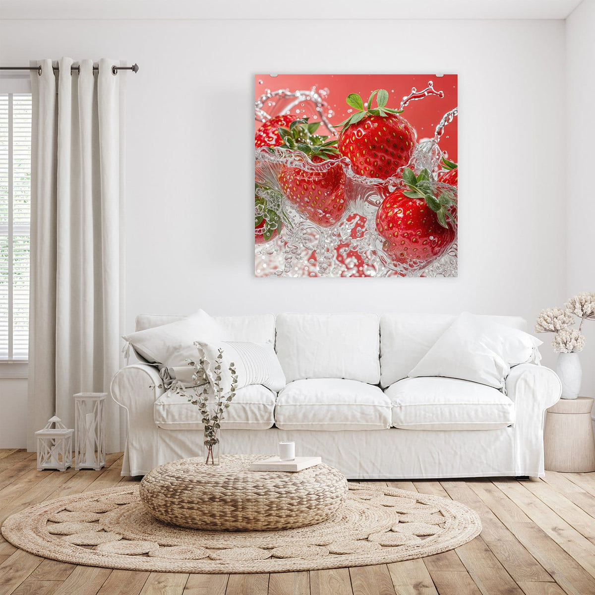 Glasbild Erdbeerspritzer an der Wand – Erdbeeren tauchen vor rotem Hintergrund in aufspritzendes Wasser