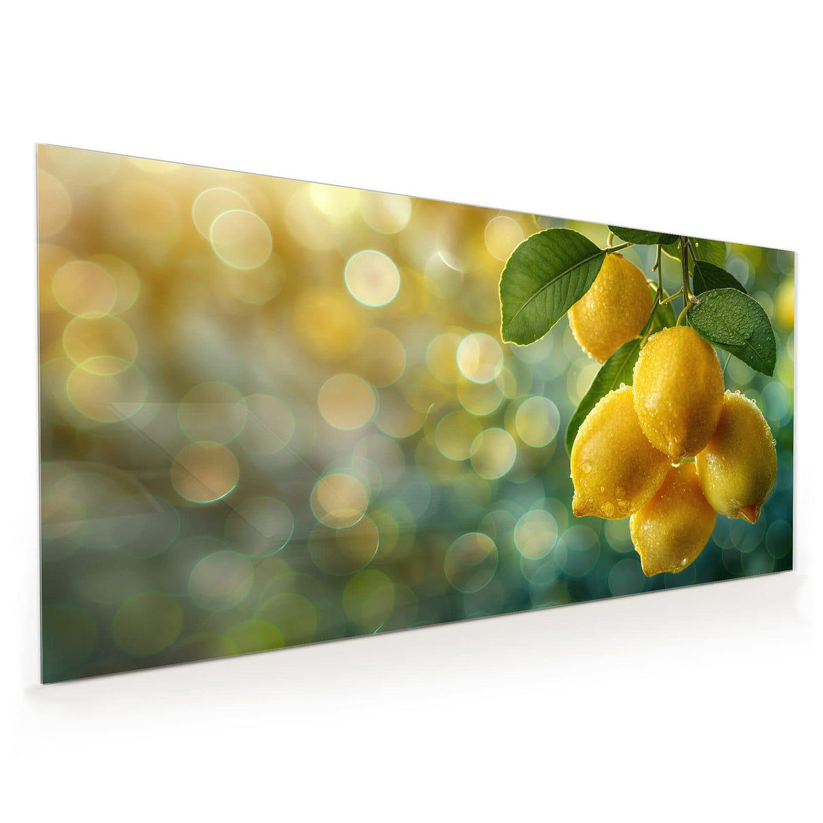 Küchenrückwand aus Glas im Hochformat: Fünf betaute Zitronen mit Blättern an einem Zweig vor grün-goldenem Bokeh