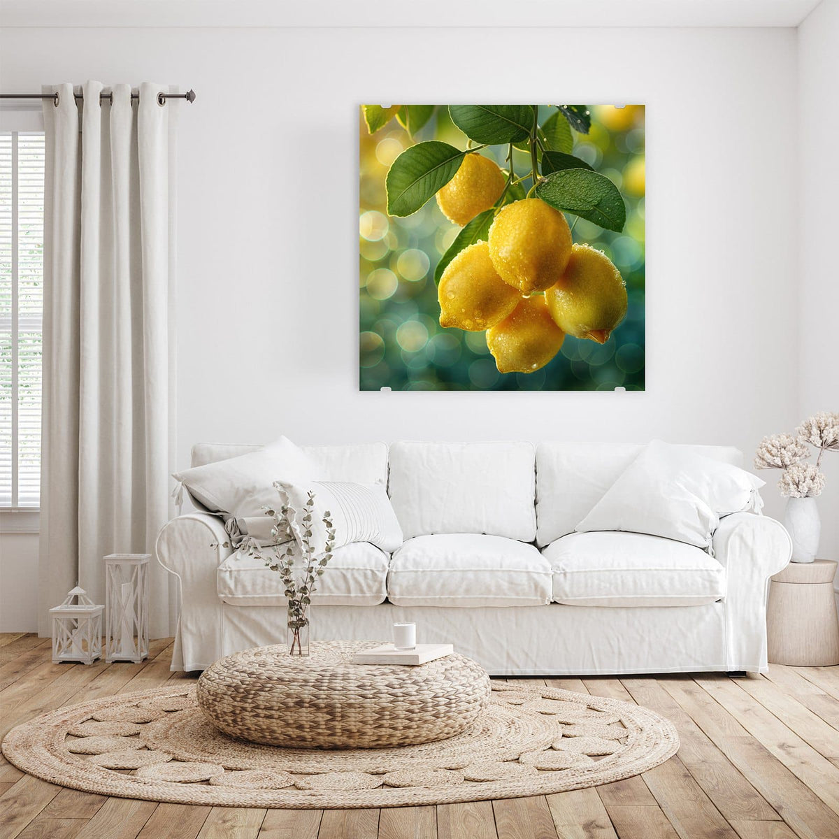 Glasbild Fünf Zitronen am Zweig an der Wand – Fünf betaute Zitronen mit Blättern an einem Zweig vor grün-goldenem Bokeh