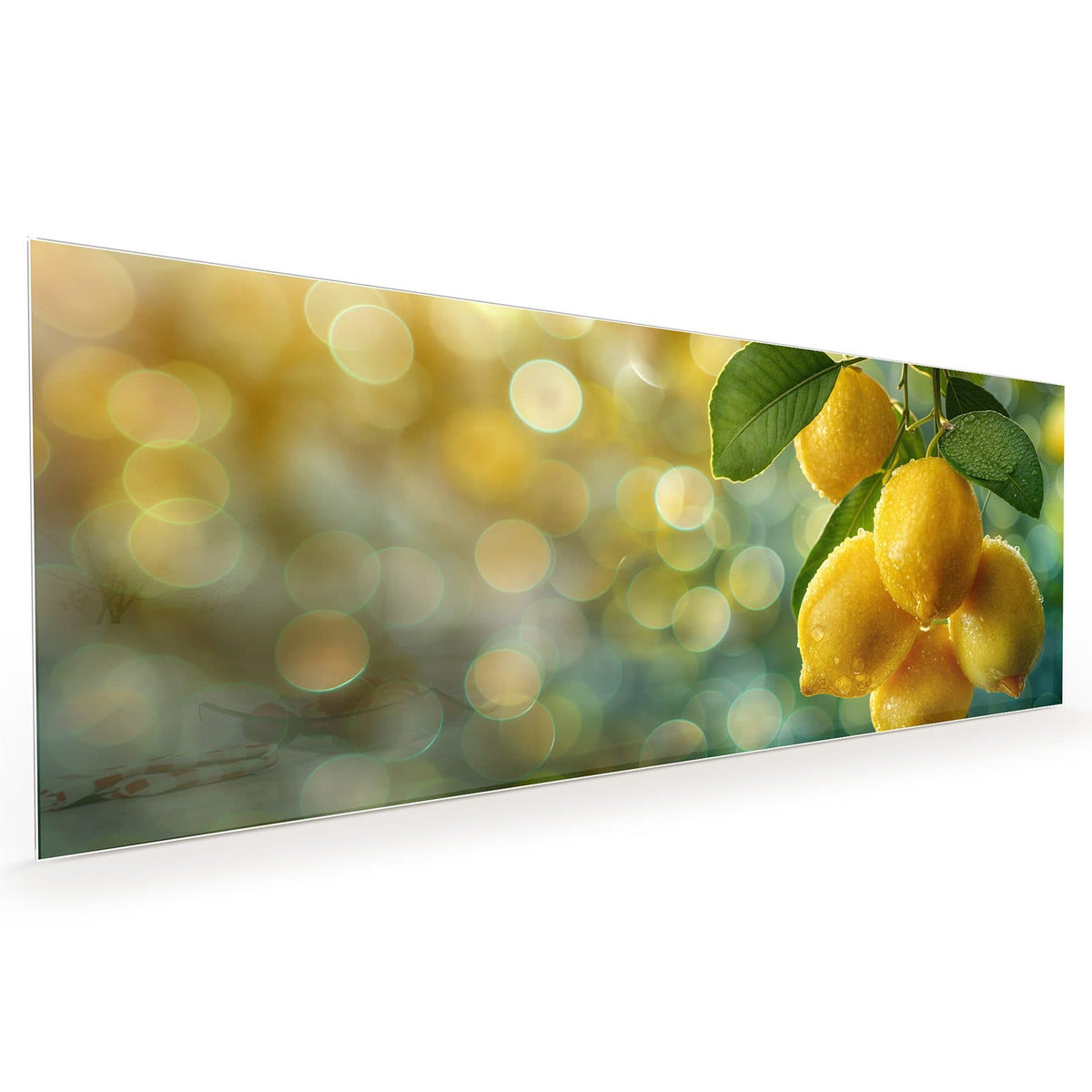 Küchenrückwand aus Glas im Hochformat: Fünf betaute Zitronen mit Blättern an einem Zweig vor grün-goldenem Bokeh