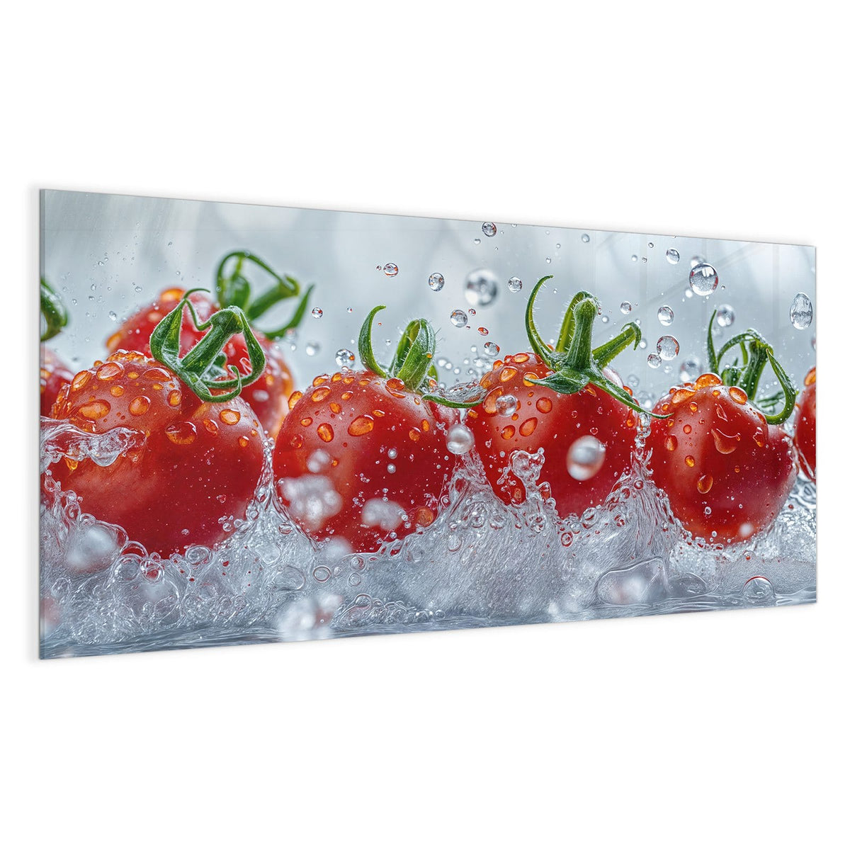 Drei rote Strauchtomaten, die in aufspritzendes Wasser eintauchen, Tropfen in der Luft
