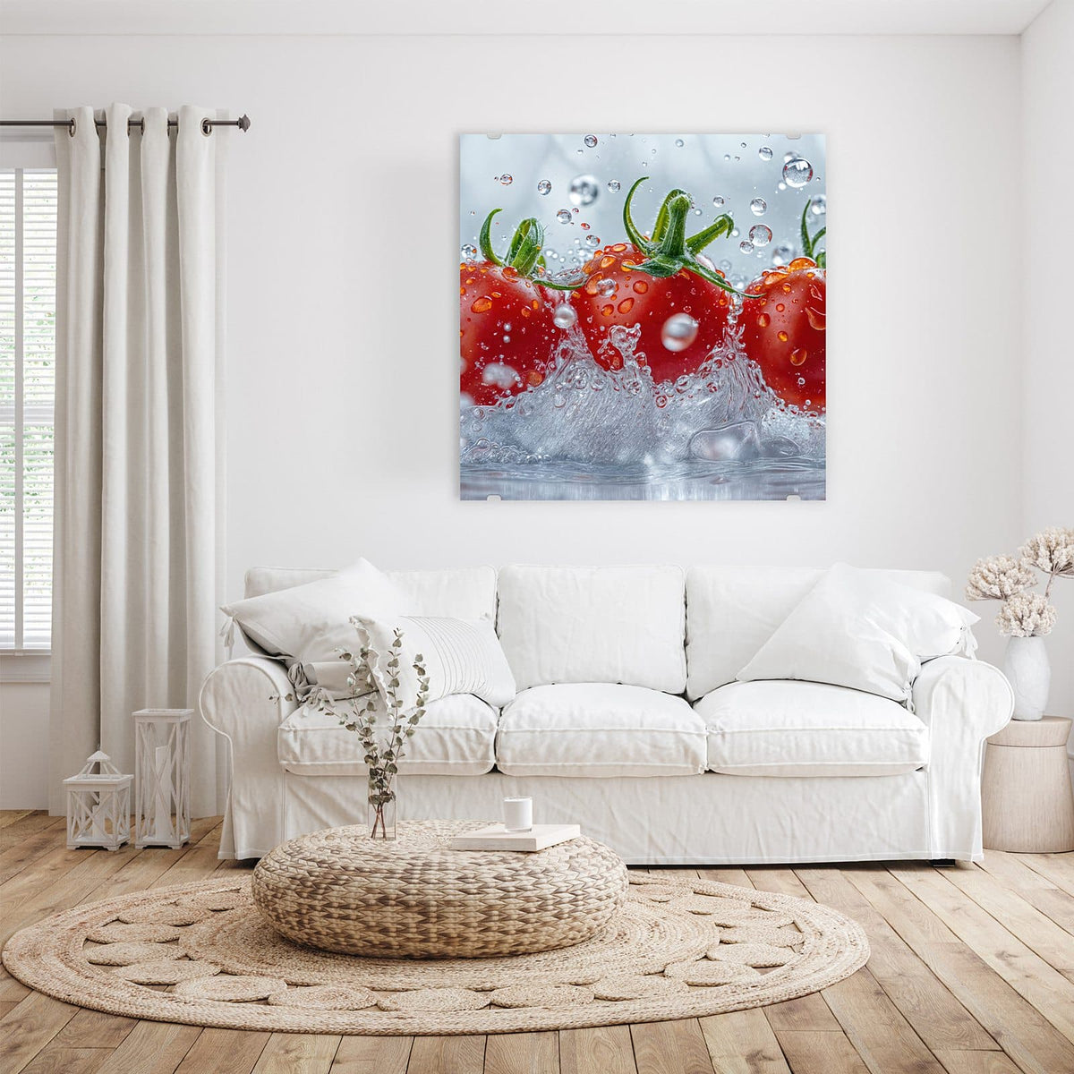 Drei rote Strauchtomaten, die in aufspritzendes Wasser eintauchen, Tropfen in der Luft