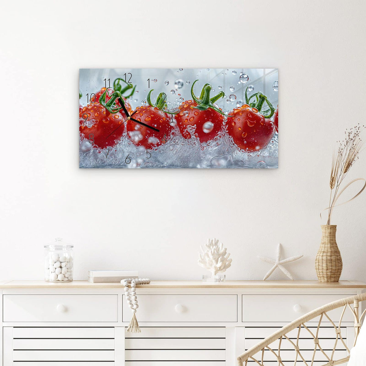 Wanduhr Wassertomaten aus Glas – Querformat 60 × 30 cm – Cocktailtomaten im sprudelnden Wasser