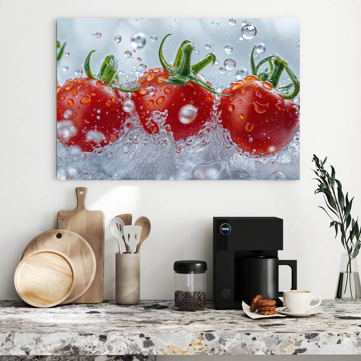 Drei rote Strauchtomaten, die in aufspritzendes Wasser eintauchen, Tropfen in der Luft