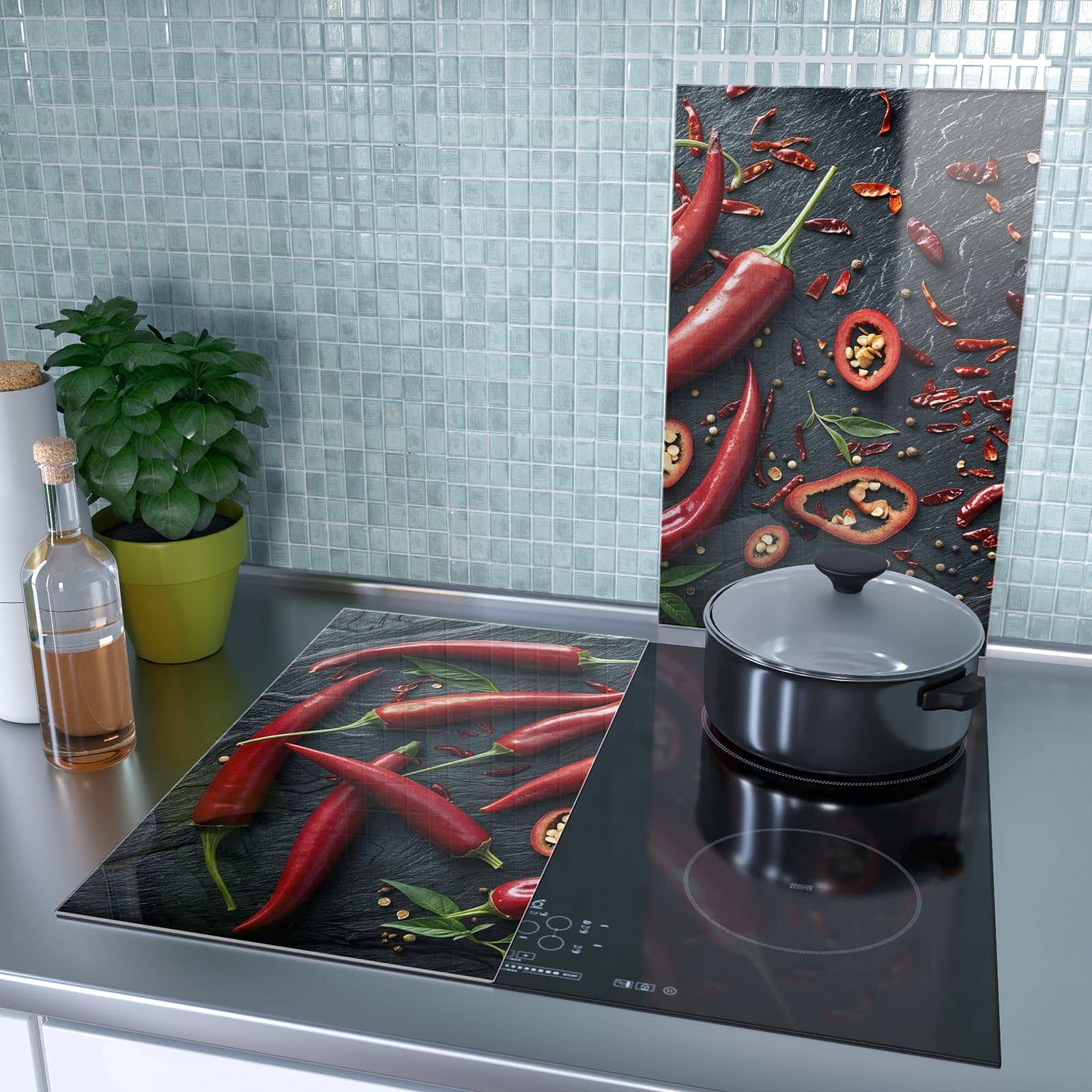 2-teilige Ceranfeld Abdeckplatten mit Rote Chili Schoten-Motiv als Spritzschutz hinter dem Kochfeld