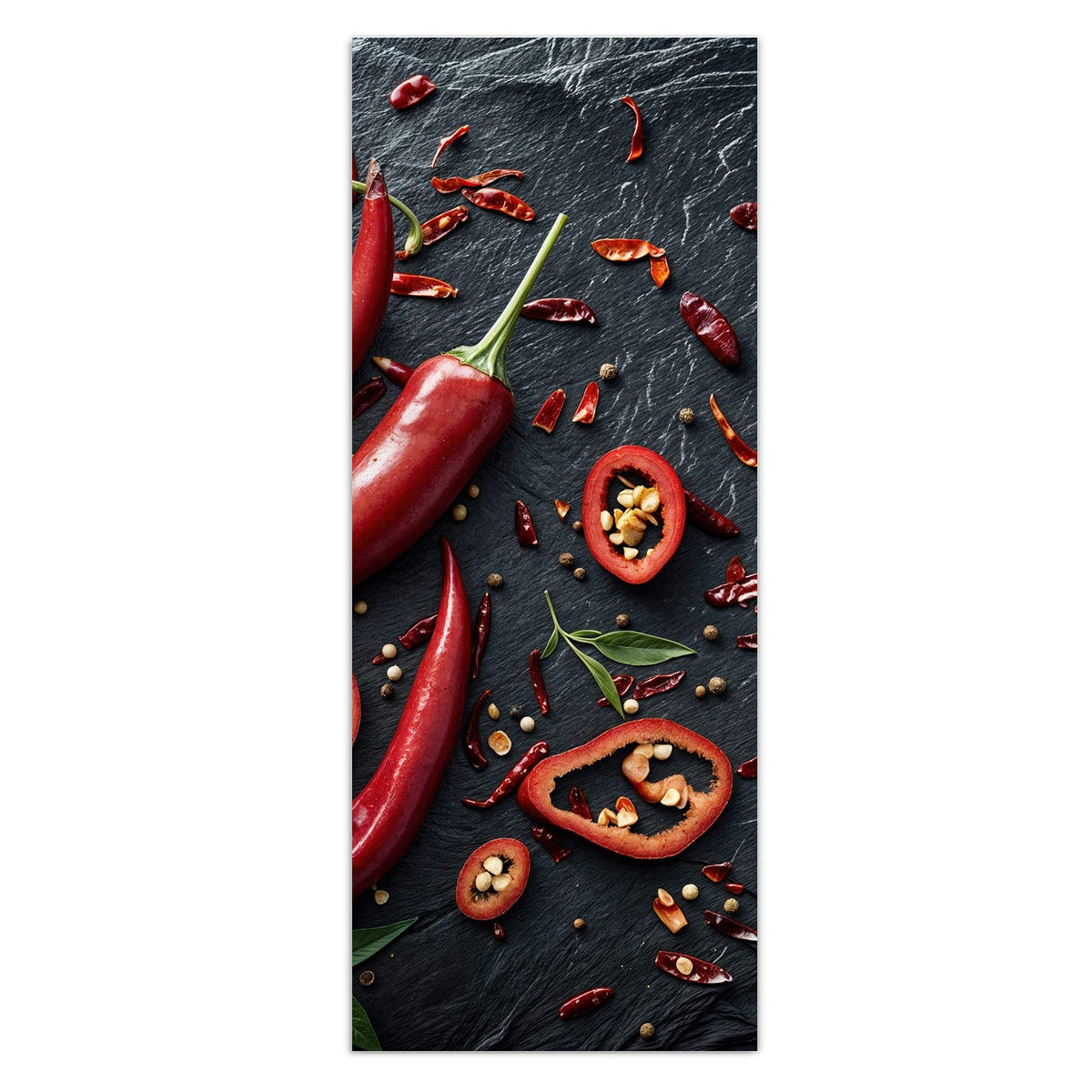 Acht leuchtend rote Chilischoten, einige Ringe und getrocknete Flocken auf dunklem Schiefer