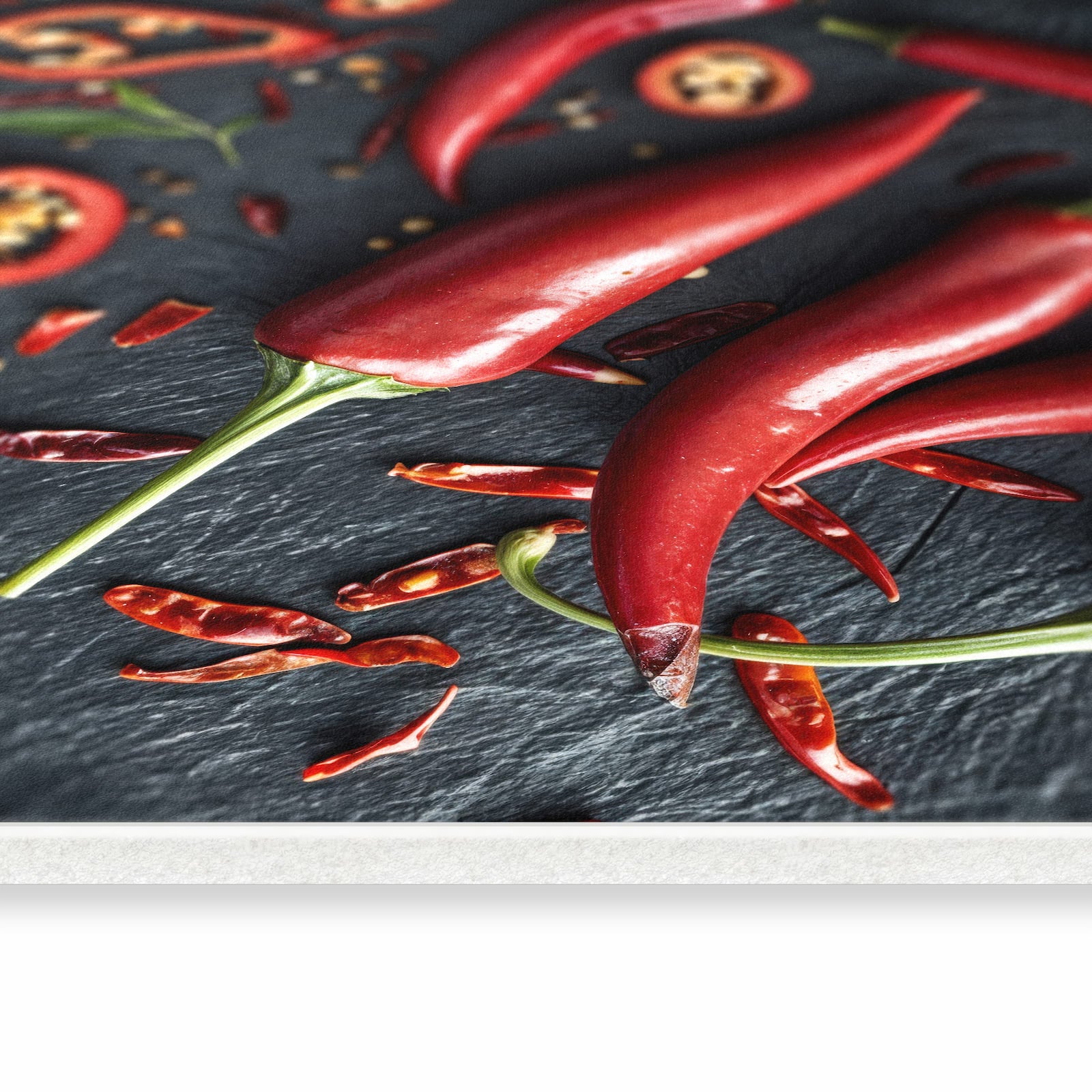 Feuchtigkeitsresistenter waschbarer Küchenteppich mit Motiv Rote Chili Schoten in seitlicher Ansicht