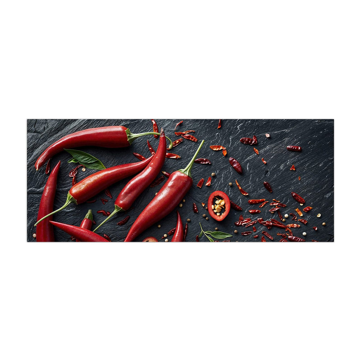 Küchenrückwand aus Glas Feurige Chilis im Hochformat, Motiv bildfüllend von vorn