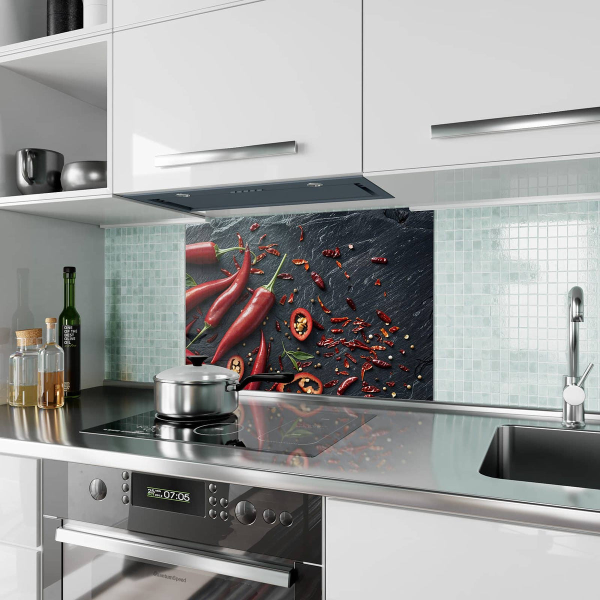 Küchenrückwand aus Glas Feurige Chilis im Hochformat als Spritzschutz hinter dem Kochfeld, über dem Fliesenspiegel montiert