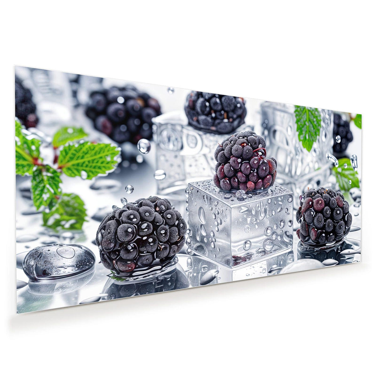 Reife Brombeeren auf klaren Eiswürfeln mit Wassertropfen und einem grünen Blatt