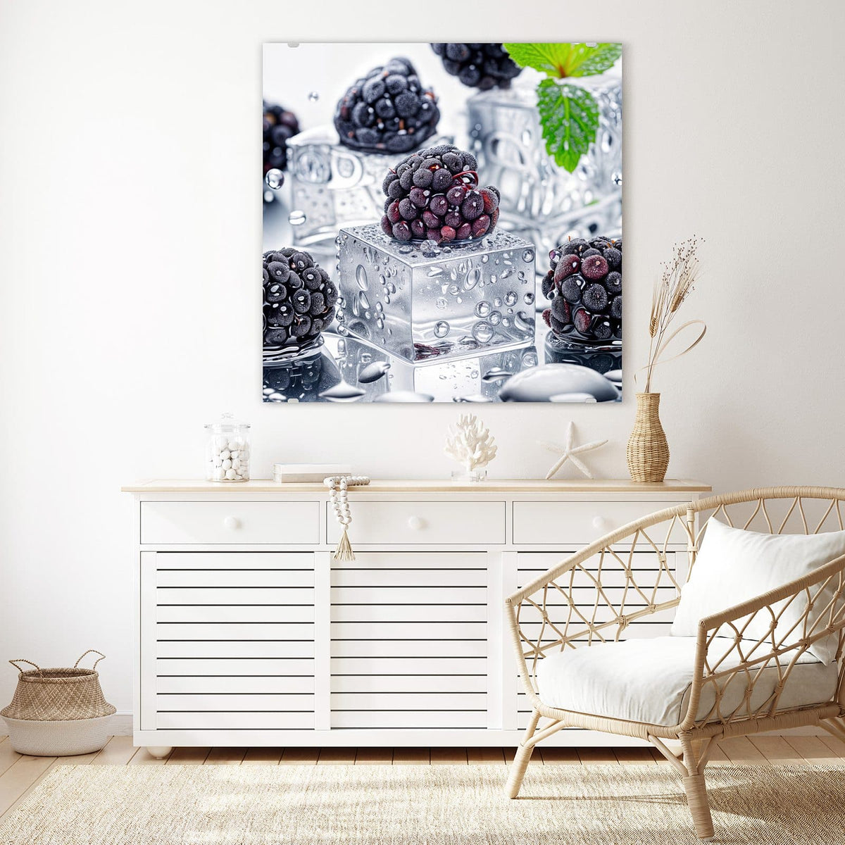 Glasbild Brombeeren auf Eis an der Wand – Reife Brombeeren auf klaren Eiswürfeln mit Wassertropfen und einem grünen Blatt