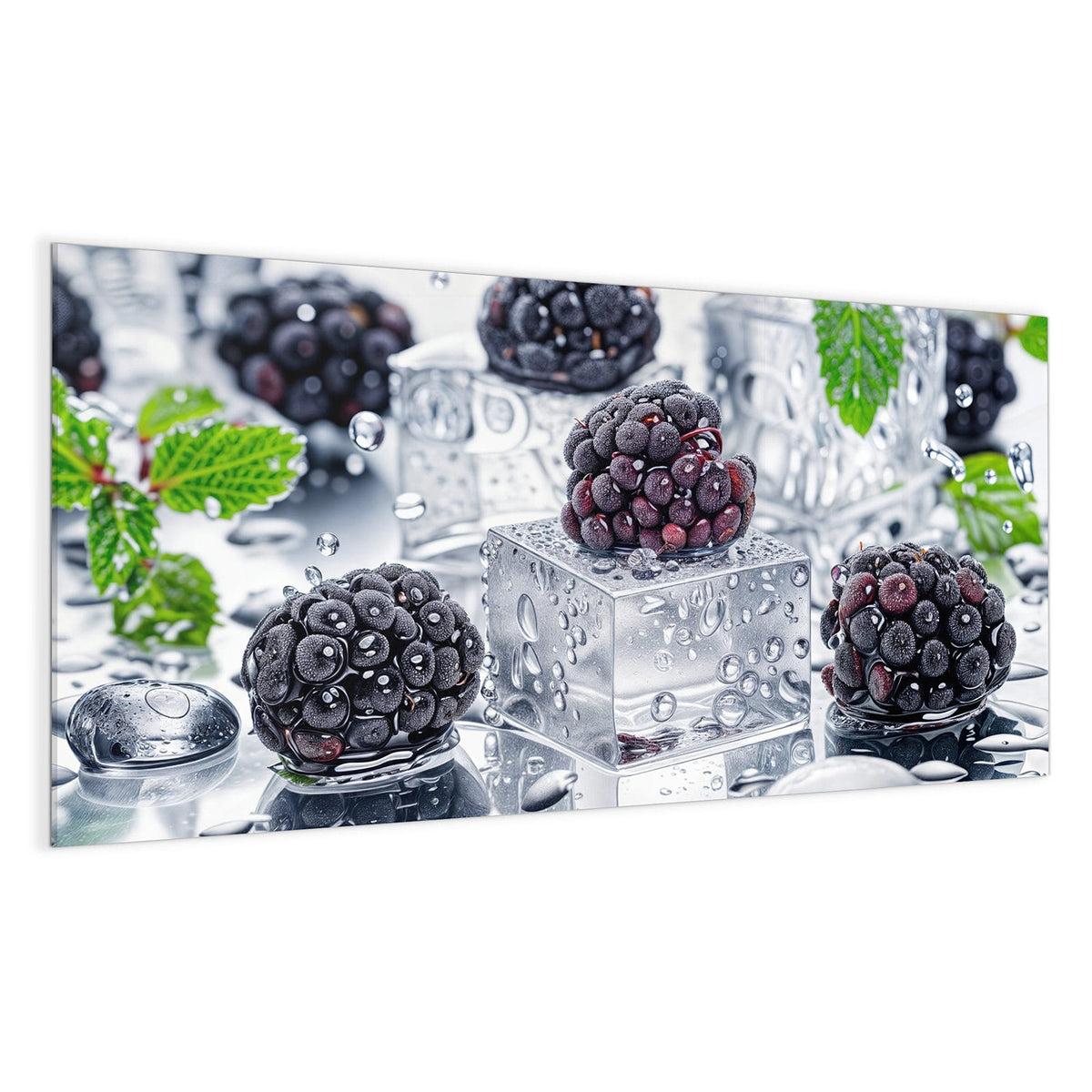 Reife Brombeeren auf klaren Eiswürfeln mit Wassertropfen und einem grünen Blatt