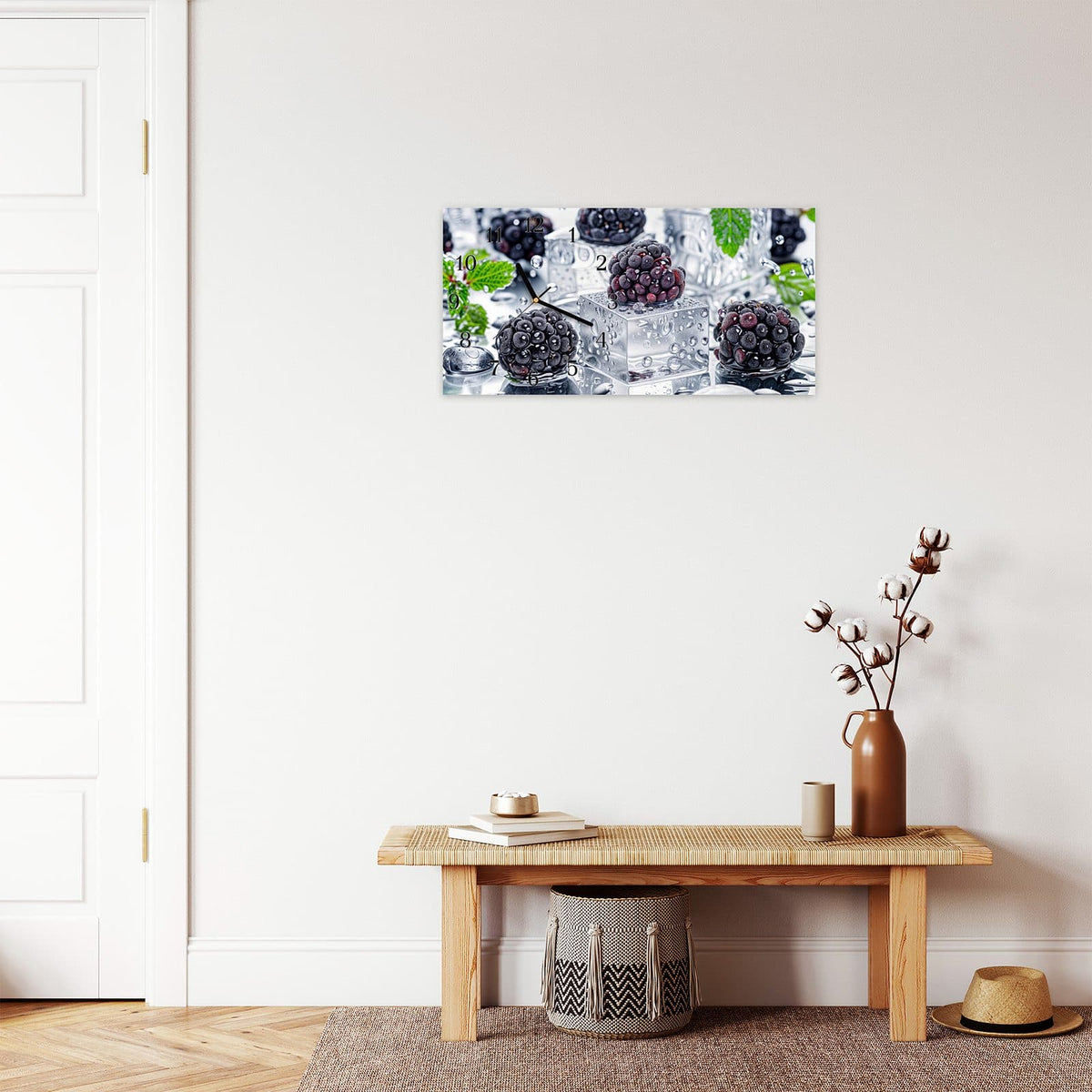 Moderne Wanduhr aus Glas mit Farbtiefe – Wanduhr Brombeeren Eiskalt aus Glas – Querformat 60 × 30 cm