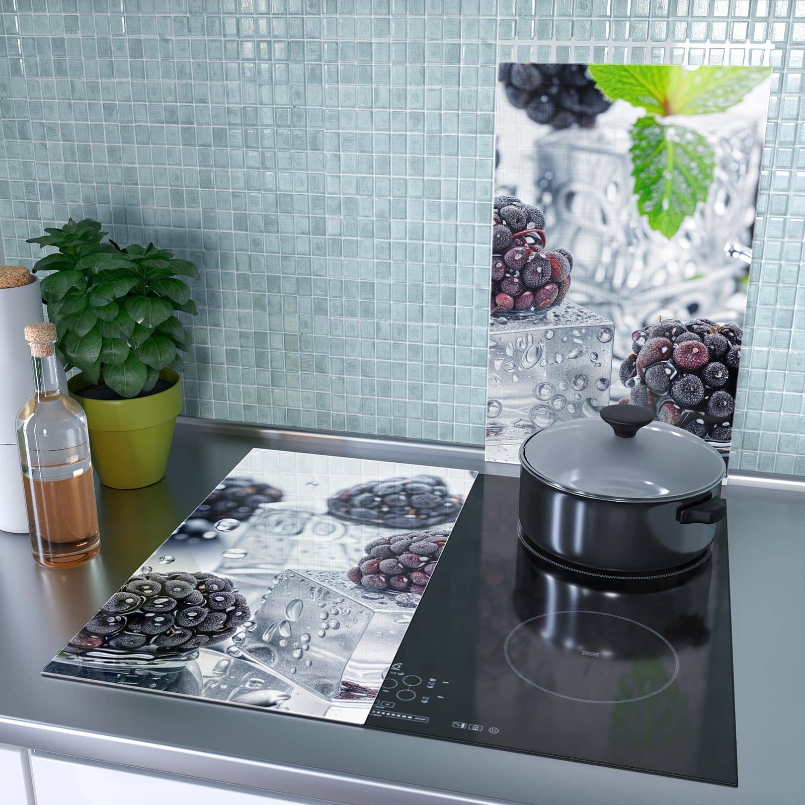 2-teilige Ceranfeldabdeckungen mit Brombeeren Eiskalt-Motiv als Spritzschutz hinter dem Kochfeld