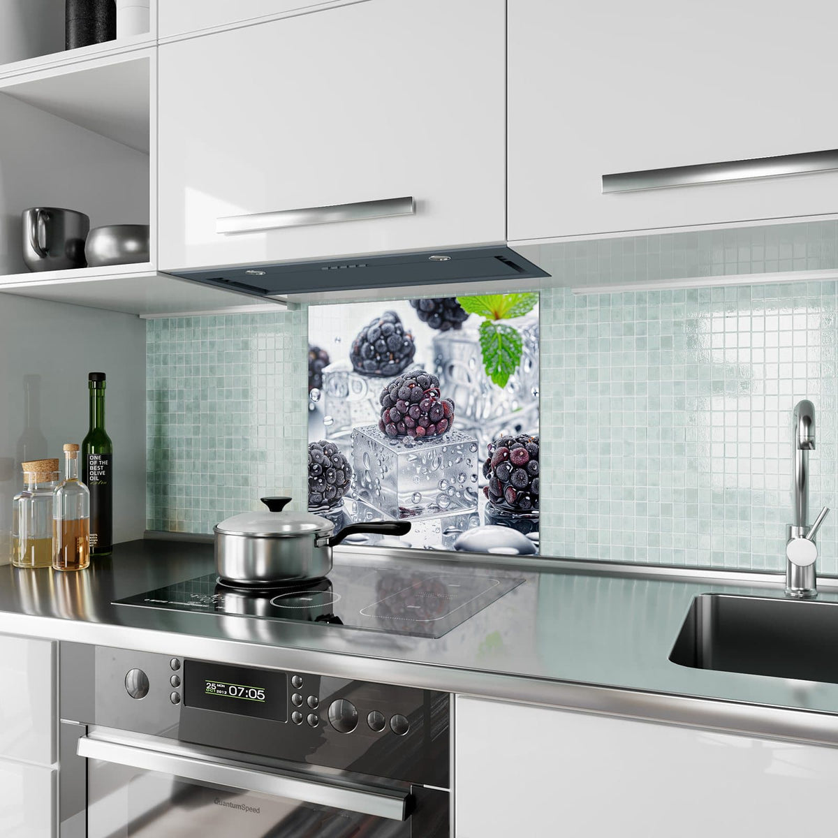 Küchenrückwand aus Glas Brombeeren auf Eis im quadratischen Format als Spritzschutz hinter dem Kochfeld, über dem Fliesenspiegel montiert
