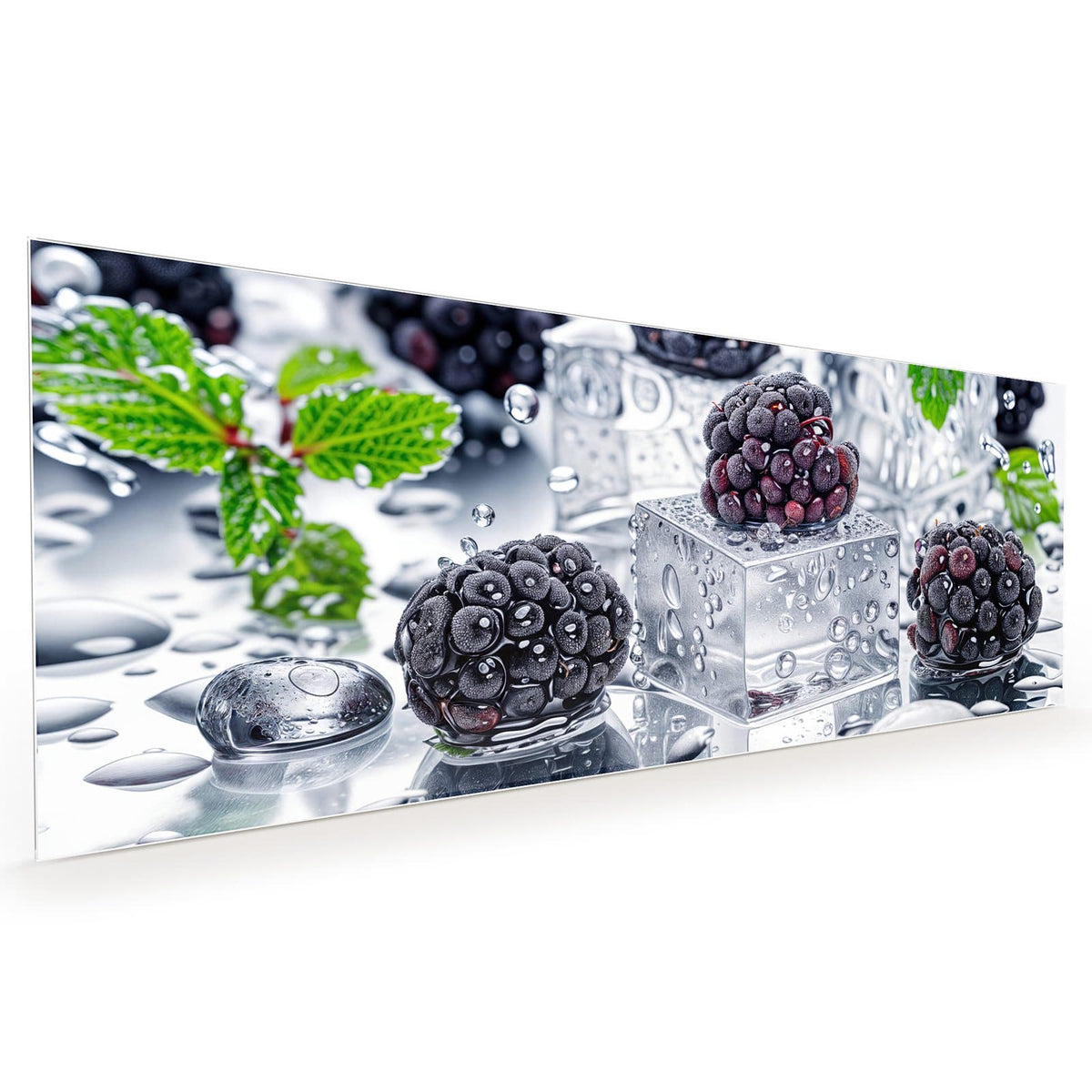 Küchenrückwand aus Glas im Hochformat: Reife Brombeeren auf klaren Eiswürfeln mit Wassertropfen und einem grünen Blatt