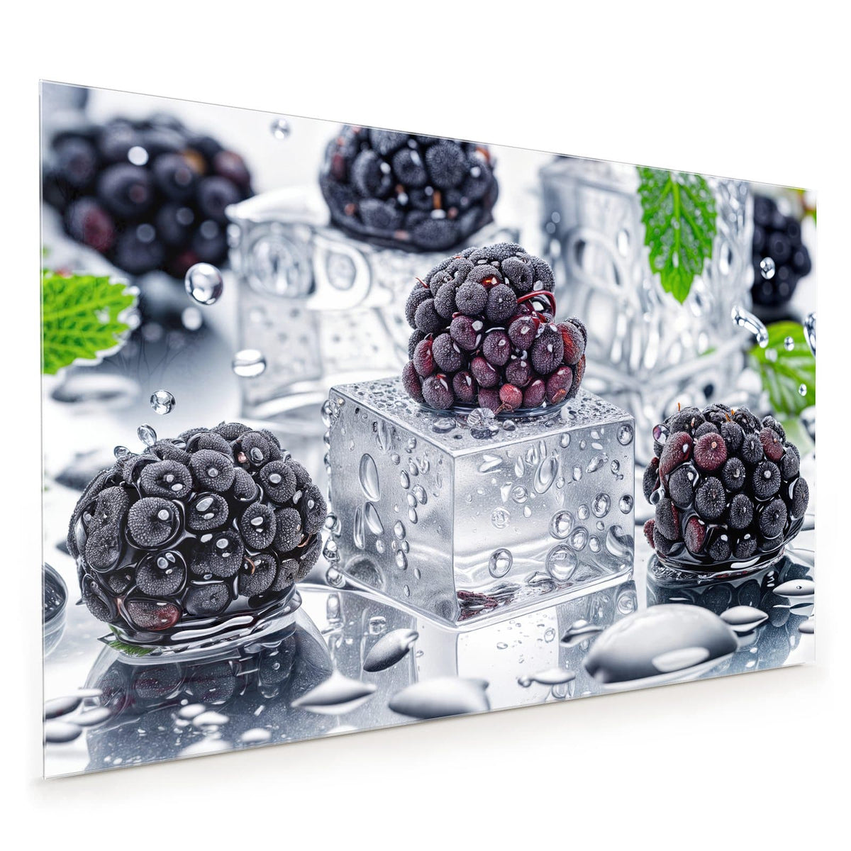 Küchenrückwand aus Glas im Hochformat: Reife Brombeeren auf klaren Eiswürfeln mit Wassertropfen und einem grünen Blatt