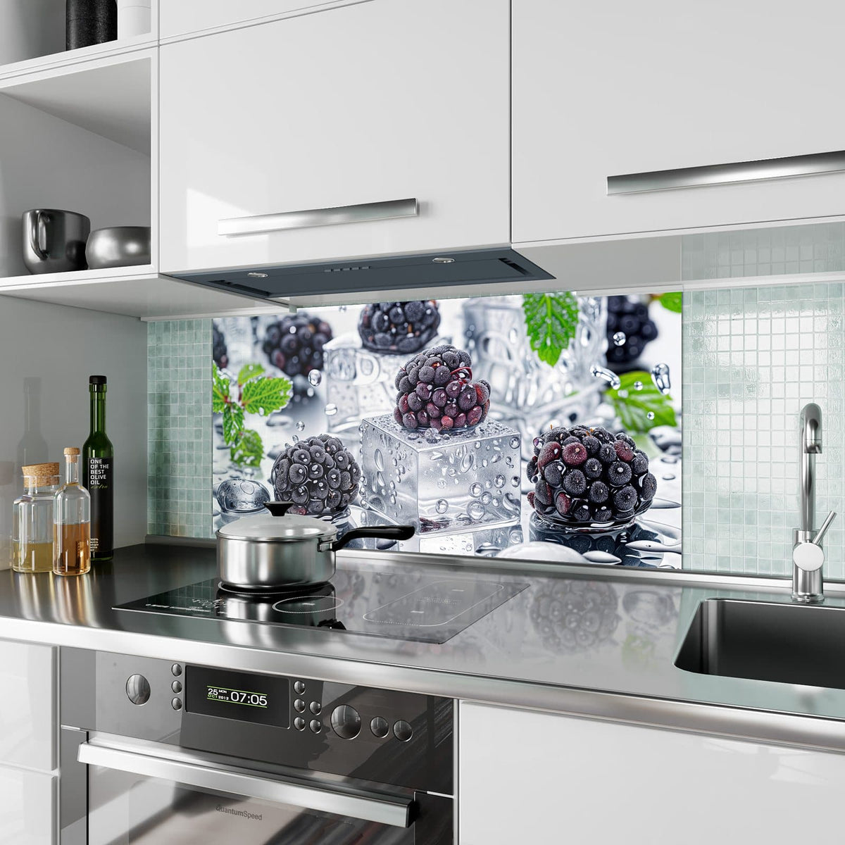 Küchenrückwand aus Glas Brombeeren auf Eis im Hochformat als Spritzschutz hinter dem Kochfeld, über dem Fliesenspiegel montiert