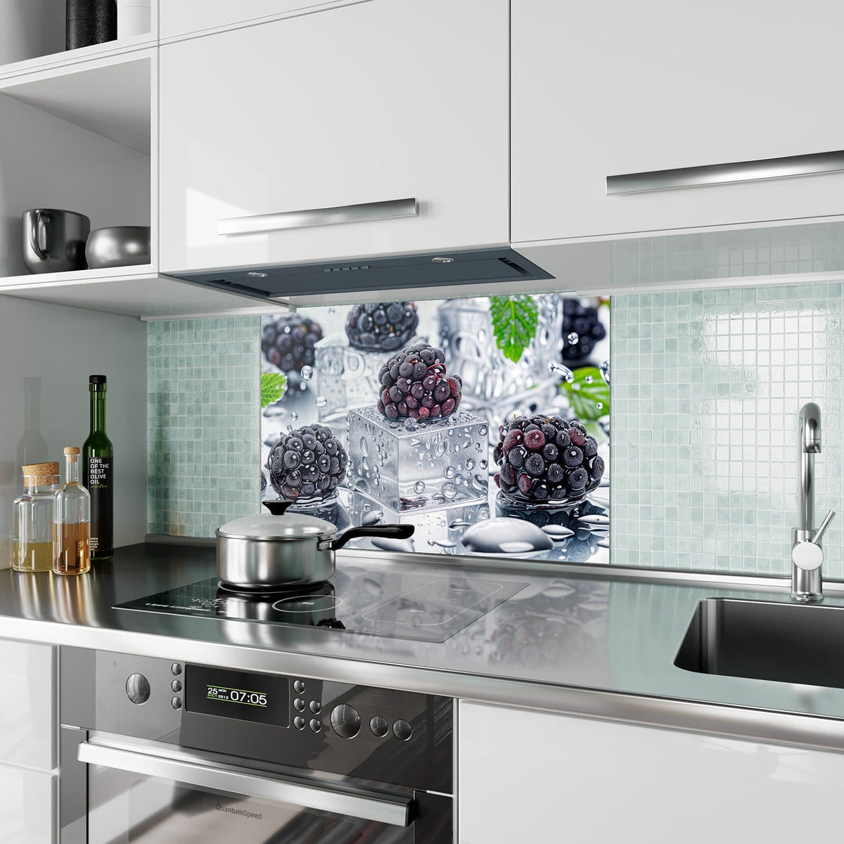Küchenrückwand aus Glas Brombeeren auf Eis im Hochformat als Spritzschutz hinter dem Kochfeld, über dem Fliesenspiegel montiert