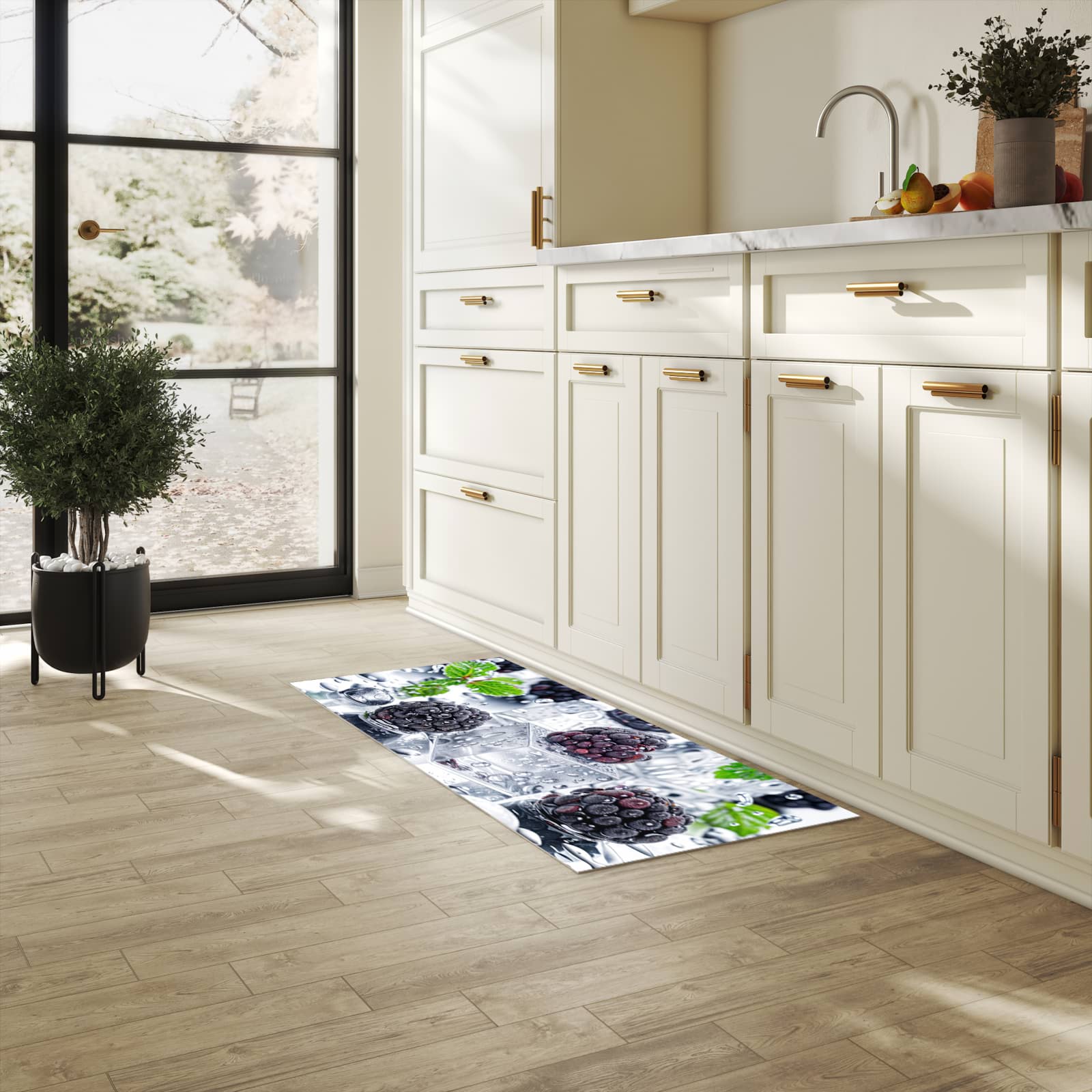 Zeitsparender waschbarer Küchenteppich mit Motiv Brombeeren Eiskalt in heller Küche