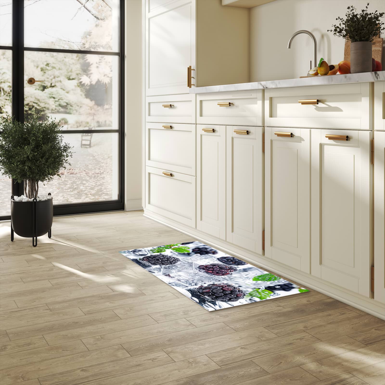 Küchenvorleger mit Motiv Brombeeren Eiskalt in heller Küche für sichere Aufbewahrung