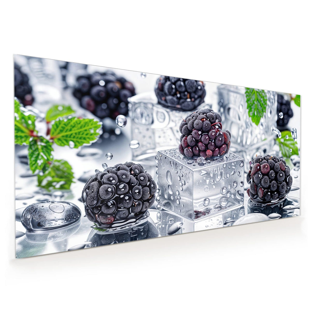 Reife Brombeeren auf klaren Eiswürfeln mit Wassertropfen und einem grünen Blatt