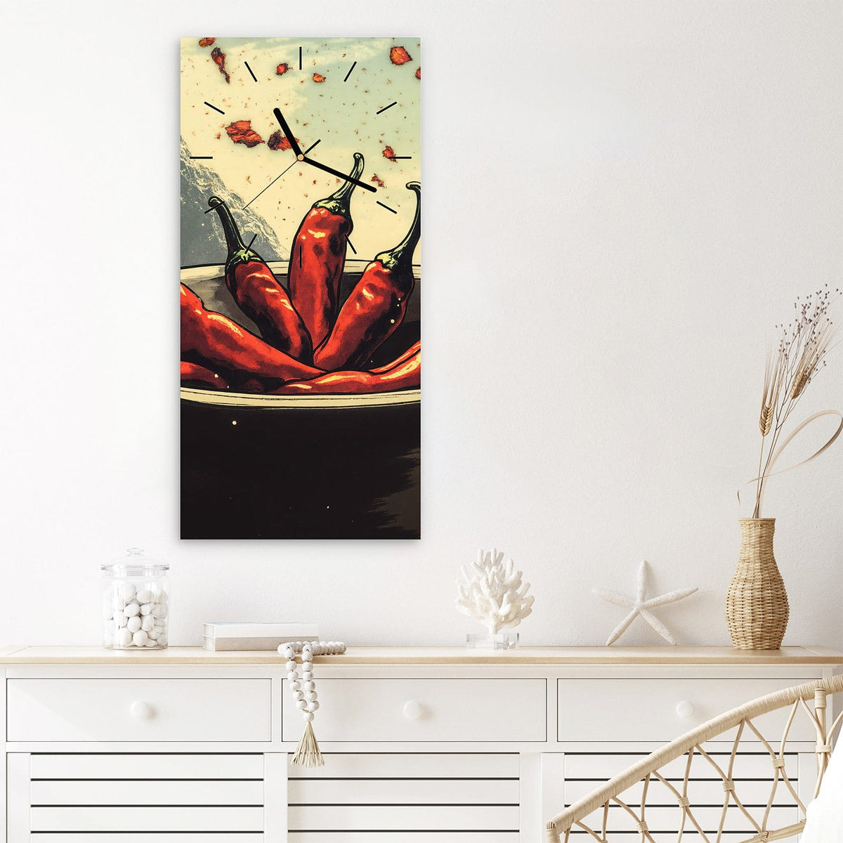 Wanduhr aus Glas im Hochformat Schale mit Chilis mit Ziffernblatt Linie über einem weißen Sideboard