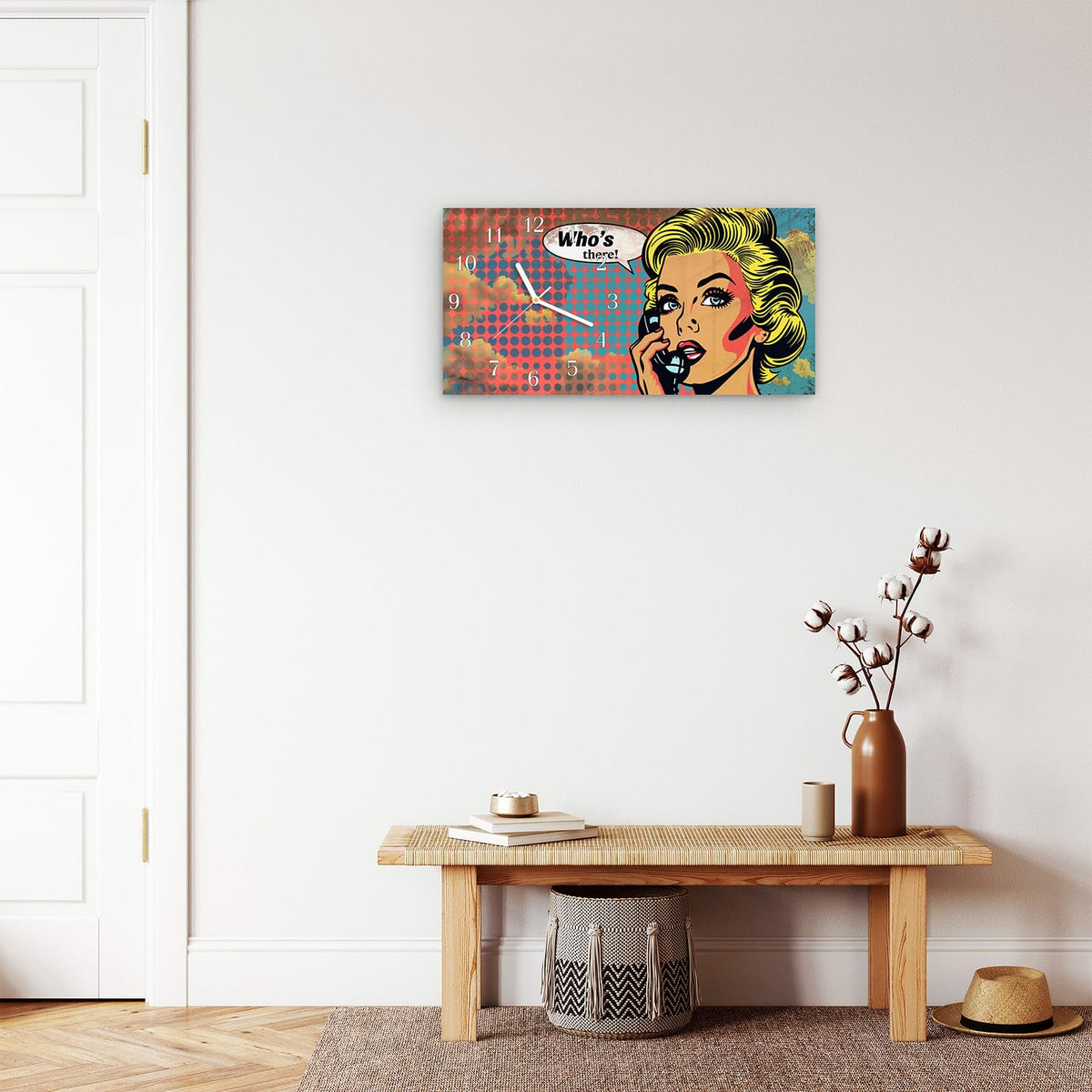 Moderne Wanduhr aus Glas mit Farbtiefe – Wanduhr Telefonierende Frau aus Glas – Querformat 60 × 30 cm