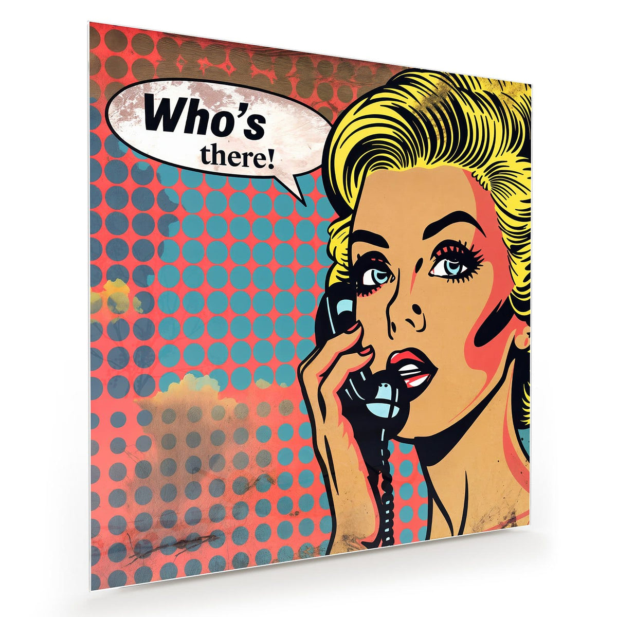 Pop-Art-Blondine mit Telefonhörer und Sprechblase vor Rasterpunkt-Hintergrund