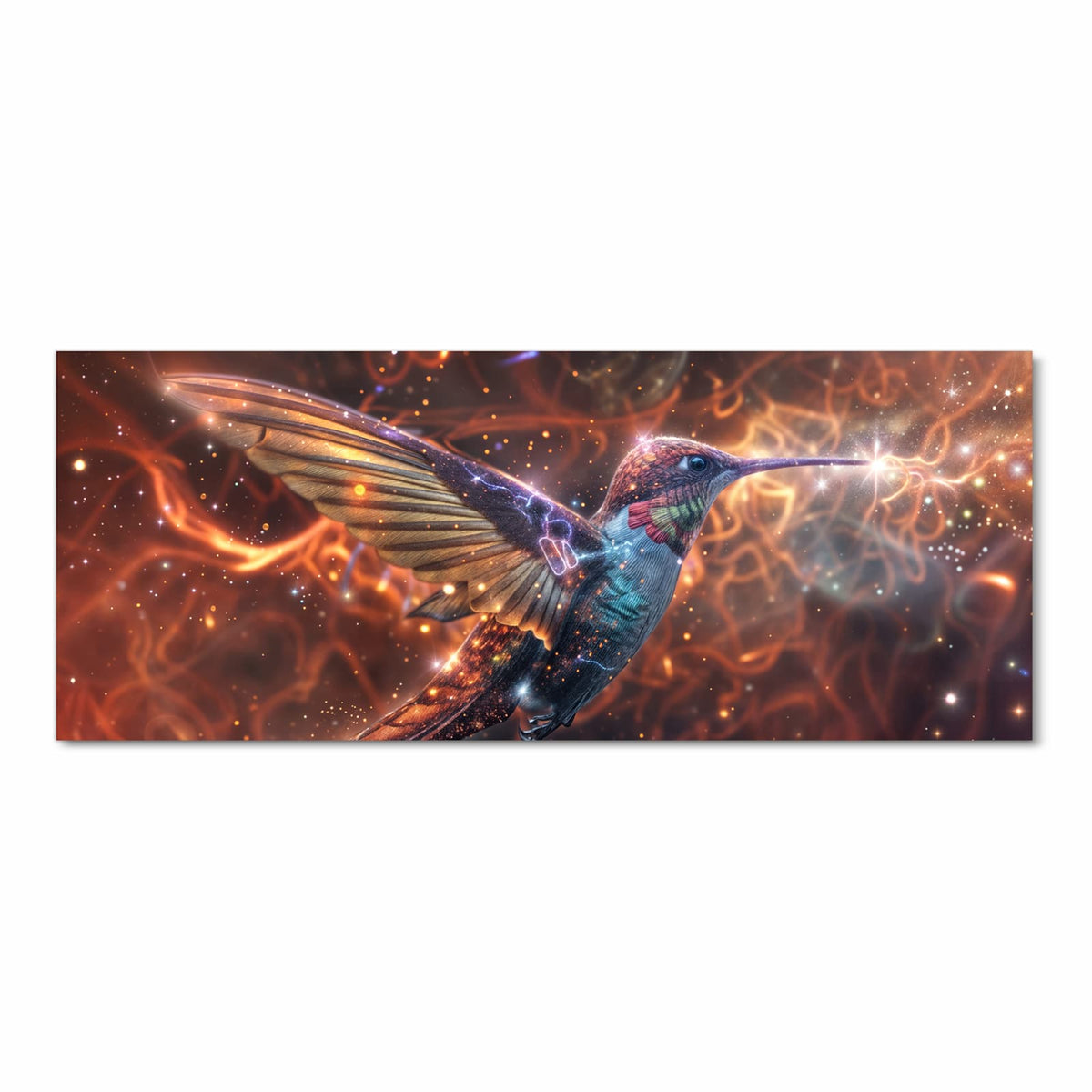 Kolibri im Flug, Gefieder schillert blau-violett vor glühend orangem Hintergrund