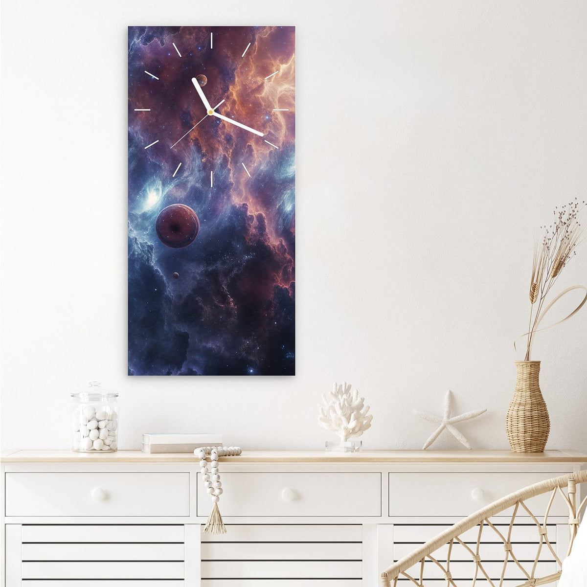 Wanduhr aus Glas im Hochformat Zwei Planeten im Nebel mit Ziffernblatt Linie über einem weißen Sideboard