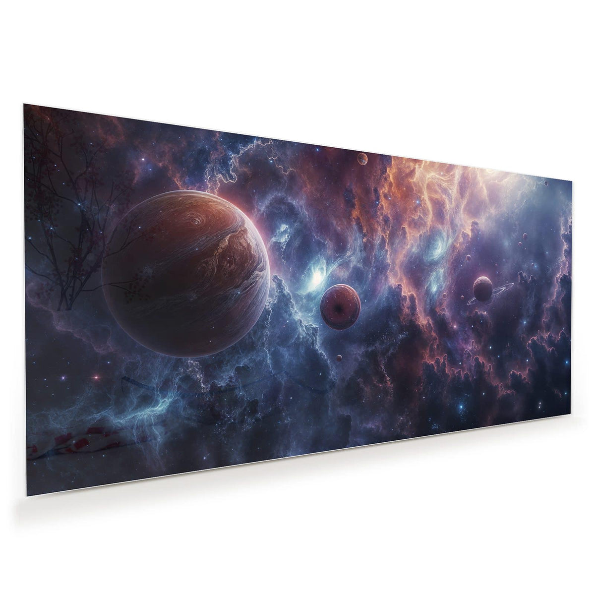 Zwei rotbraune Planeten und ein Mond vor blauviolettem Sternennebel