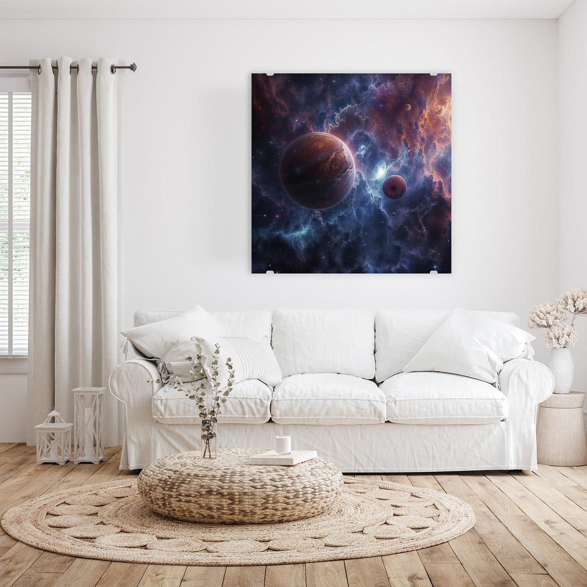 Zwei rotbraune Planeten und ein Mond vor blauviolettem Sternennebel