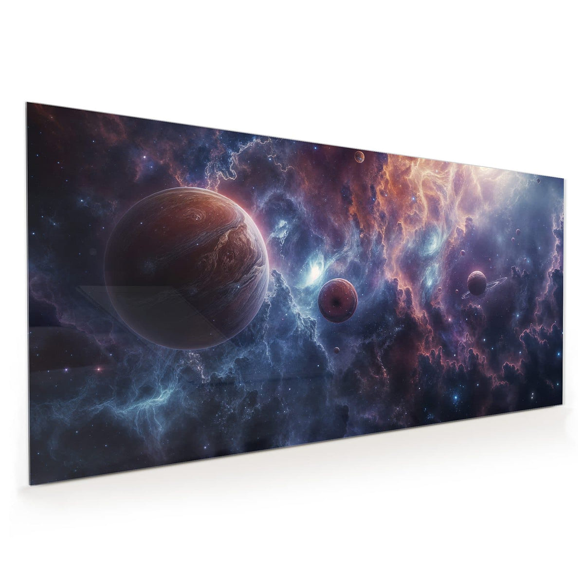Zwei rotbraune Planeten und ein Mond vor blauviolettem Sternennebel