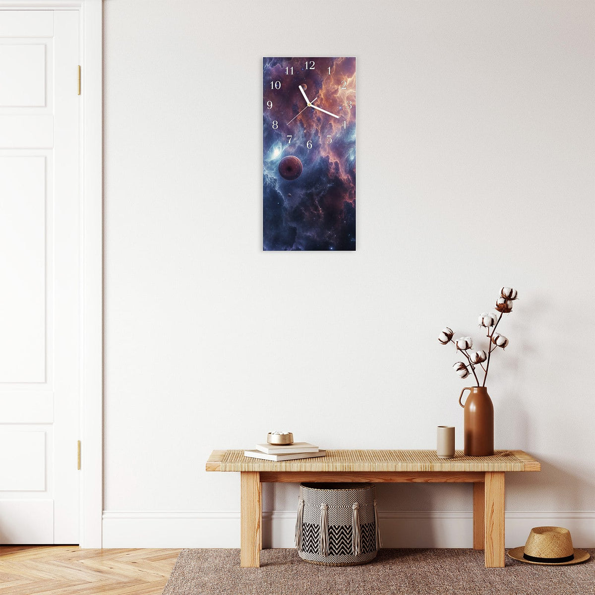Wanduhr aus Glas im Hochformat Zwei Planeten im Nebel mit Ziffernblatt Klassisch über einer Holzbank im Flur