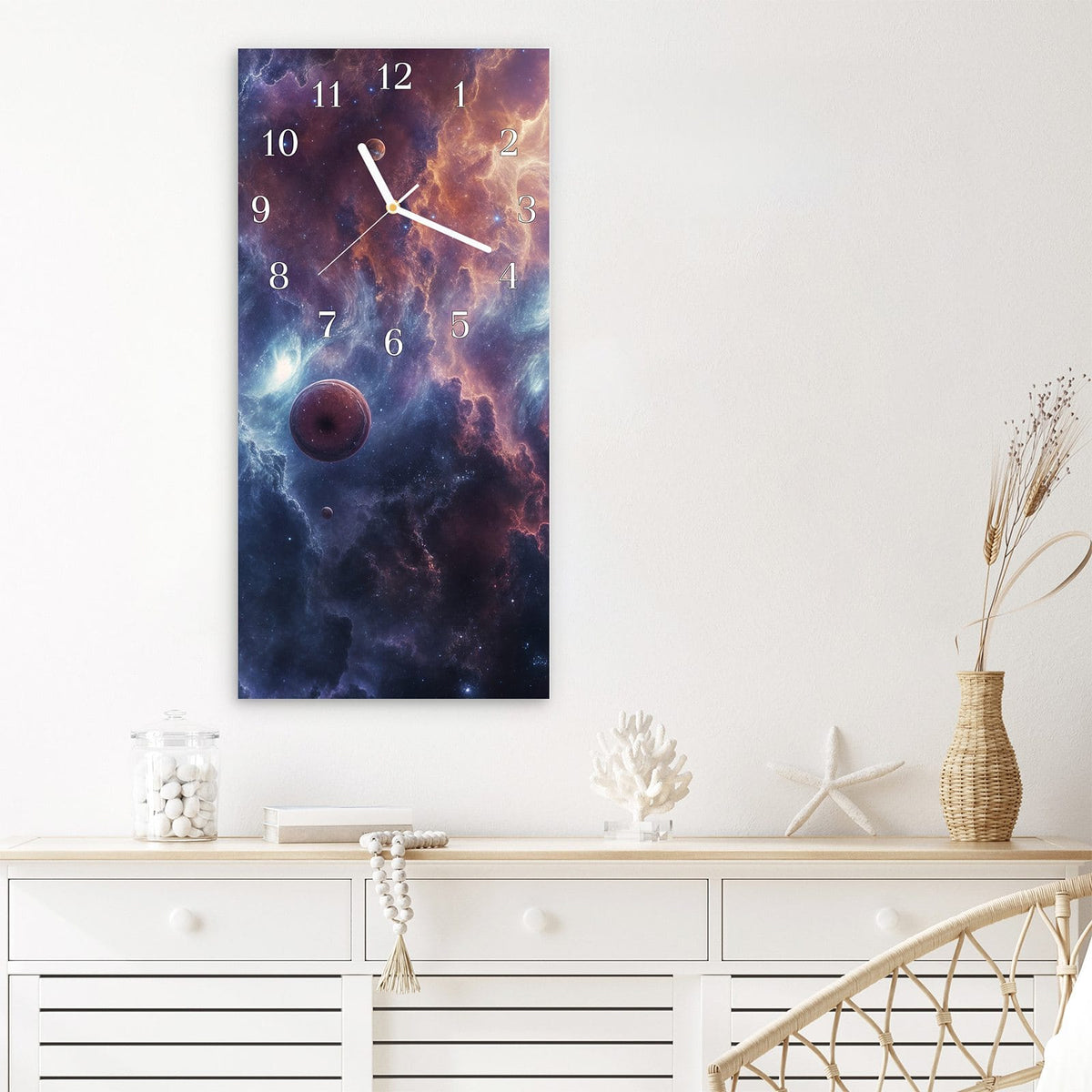 Wanduhr aus Glas im Hochformat Zwei Planeten im Nebel mit Ziffernblatt Klassisch über einem weißen Sideboard
