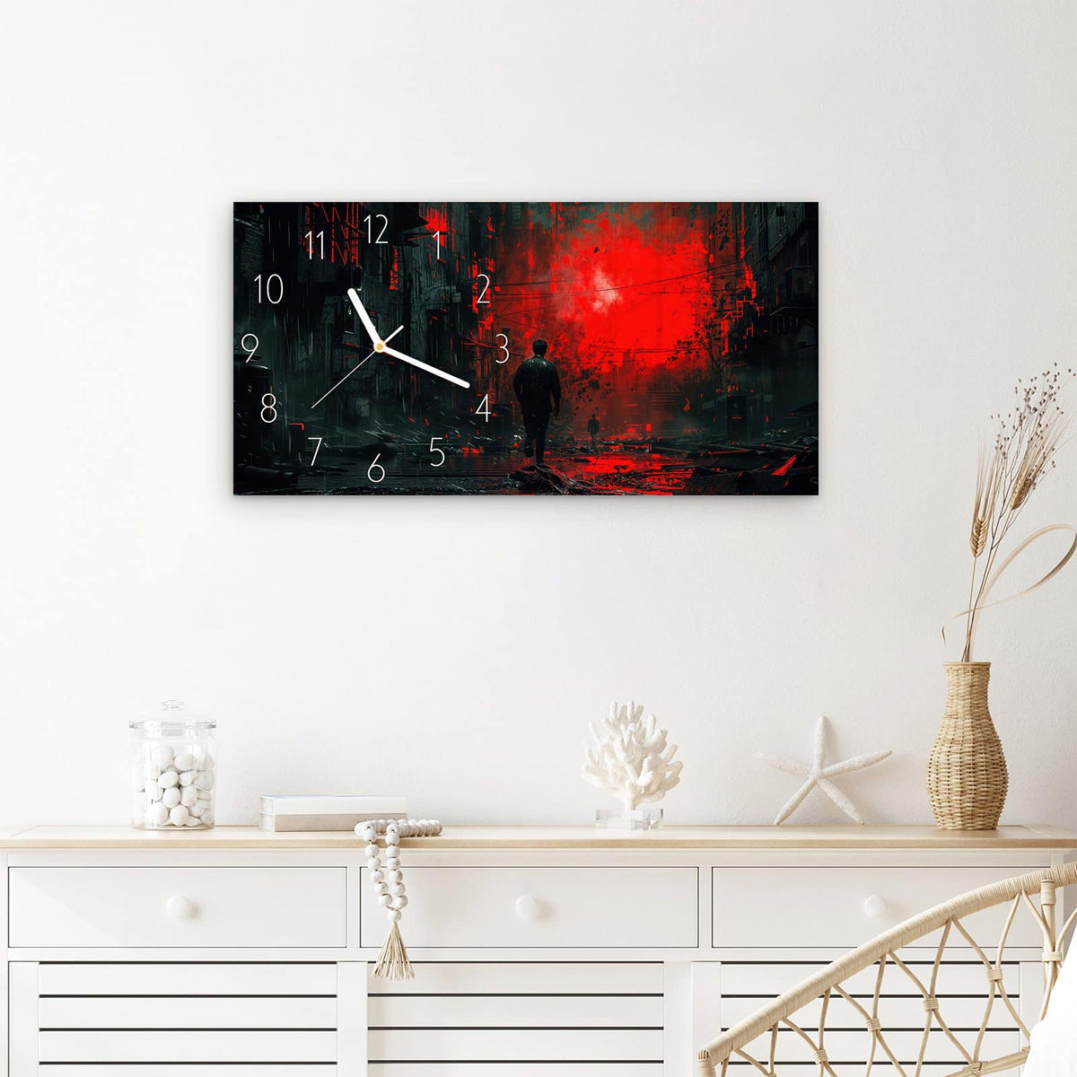 Wanduhr Verlassene Strasse aus Glas – Querformat 60 × 30 cm – Gestalt läuft auf rotes Licht zu