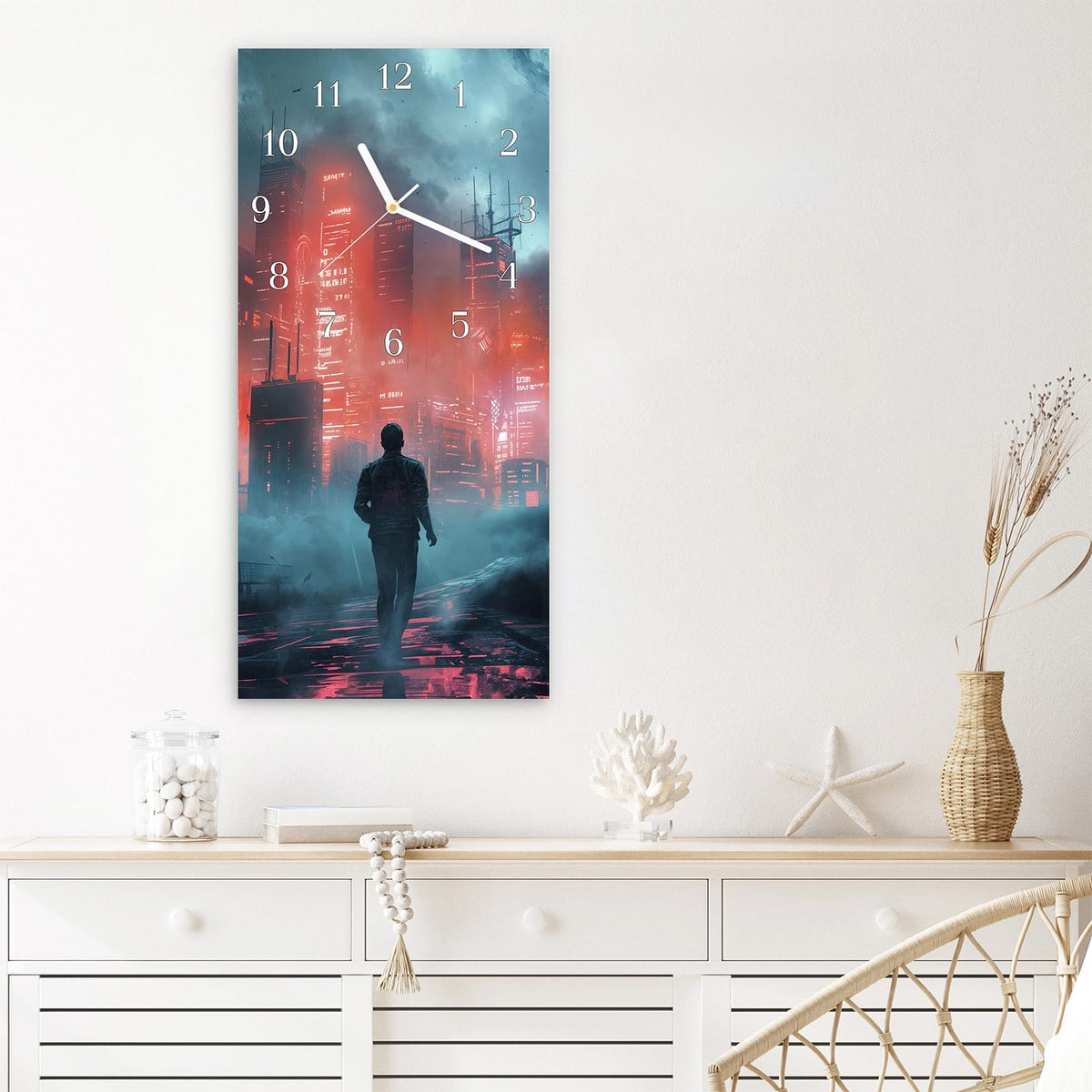 Wanduhr aus Glas im Hochformat Stadt im roten Neonlicht mit Ziffernblatt Klassisch über einem weißen Sideboard