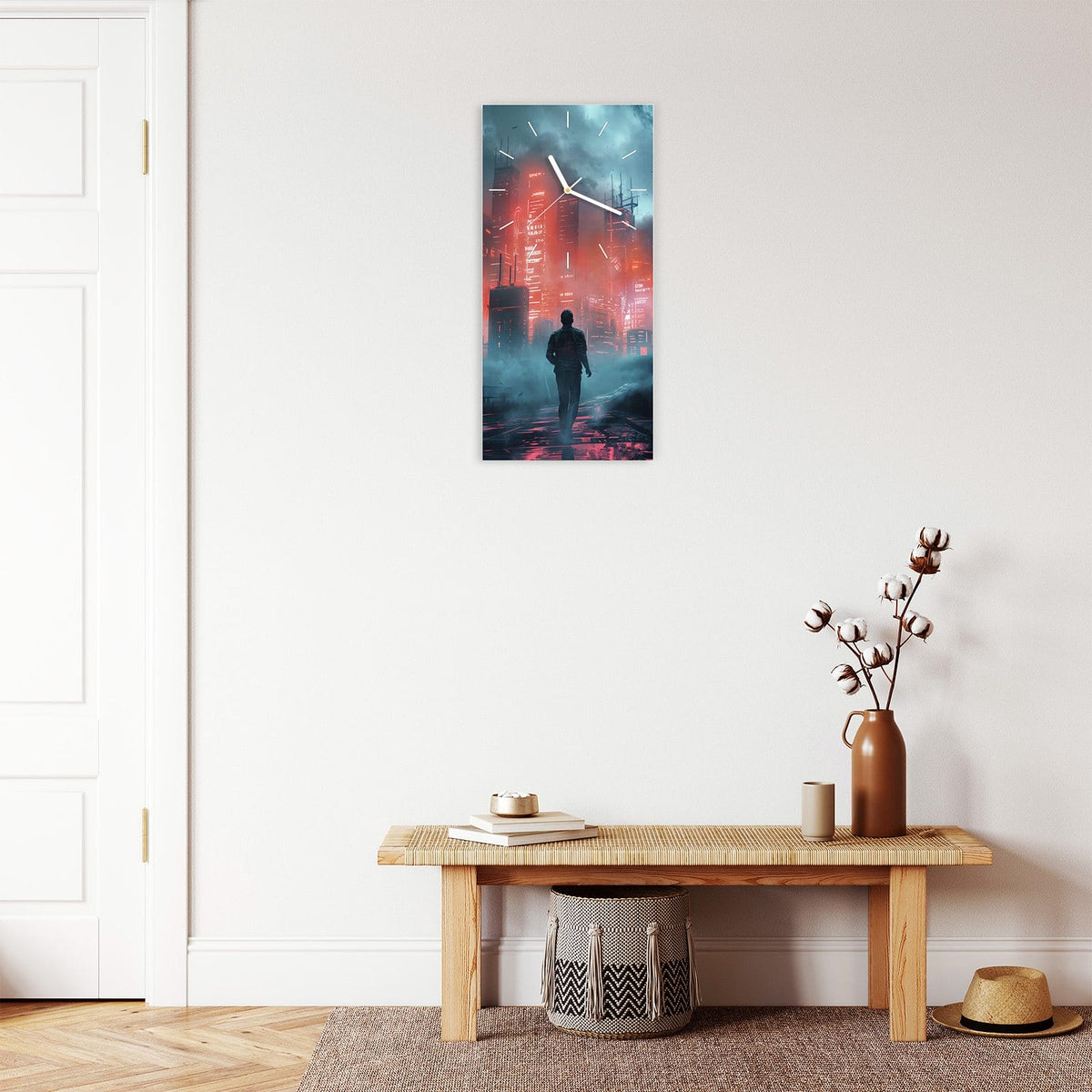 Wanduhr aus Glas im Hochformat Stadt im roten Neonlicht mit Ziffernblatt Linie über einer Holzbank im Flur
