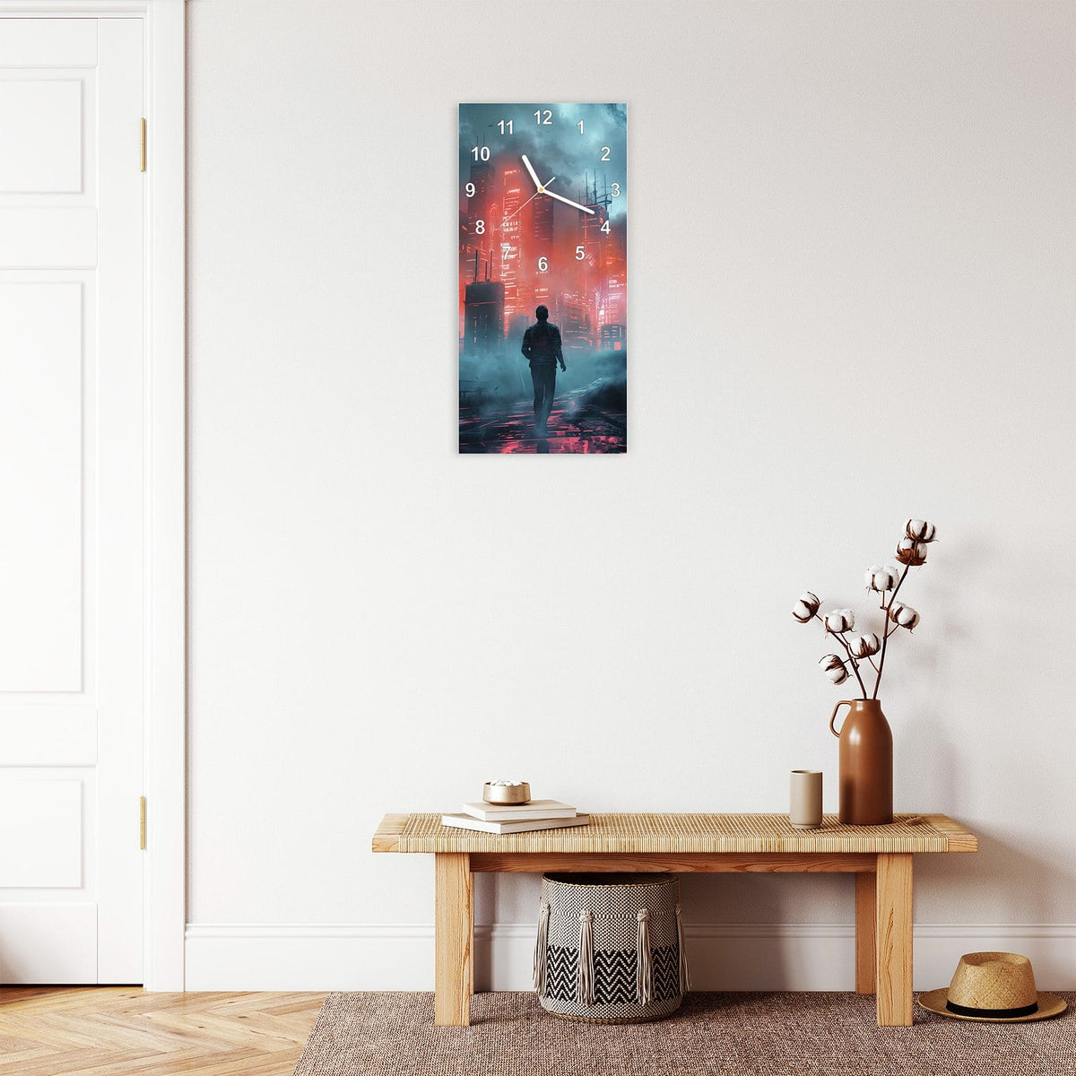 Wanduhr aus Glas im Hochformat Stadt im roten Neonlicht mit Ziffernblatt Modern über einer Holzbank im Flur