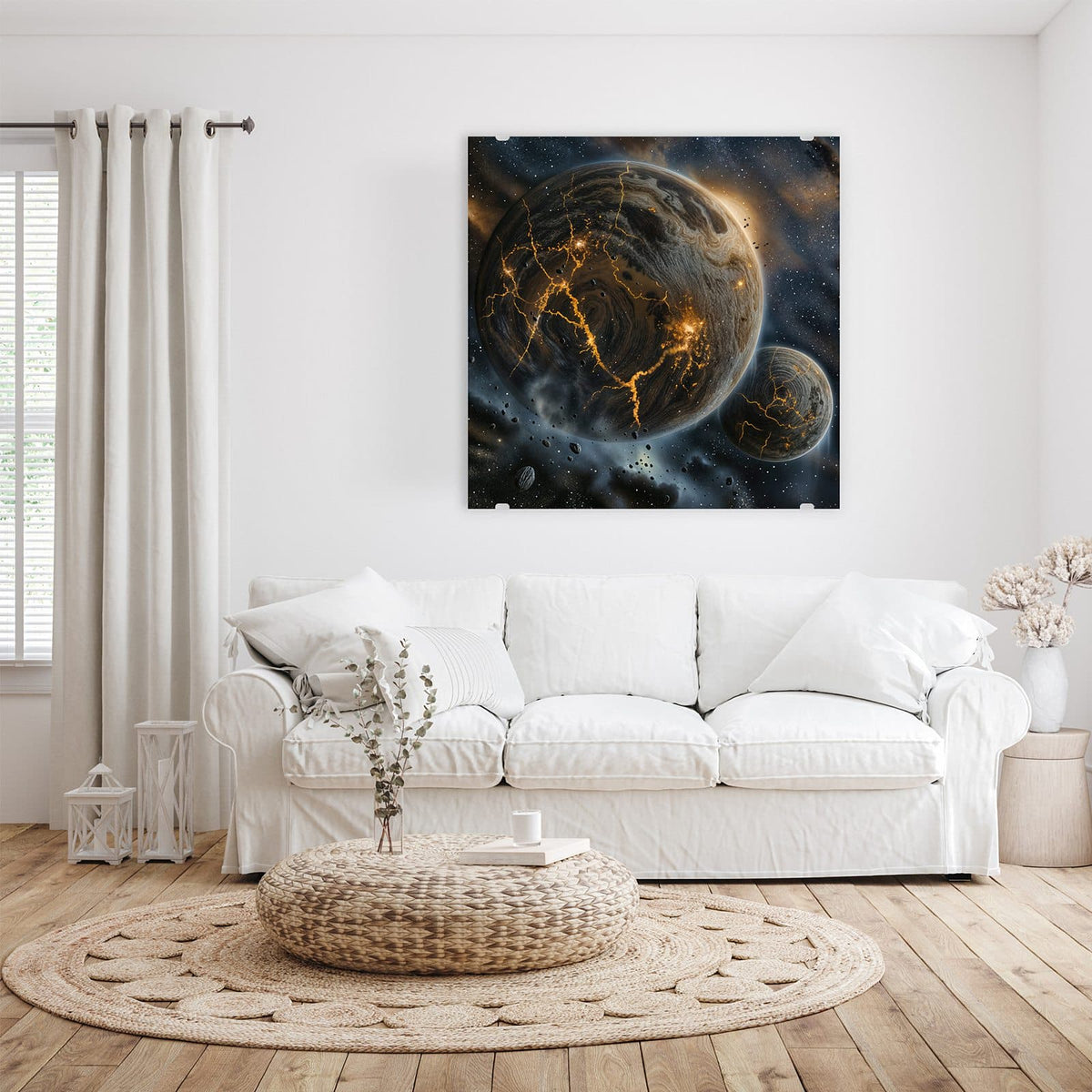 Zwei Planeten mit glühend orangen Lavarissen, davor treibende Asteroiden