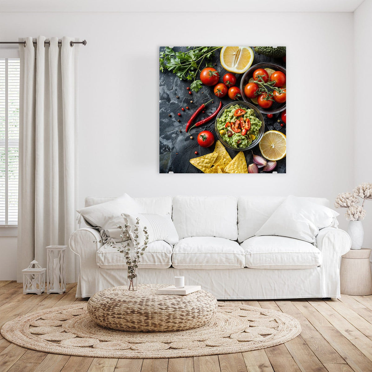 Glasbild Guacamole mit Nachos an der Wand – Schale Guacamole mit Chili, dazu Tomaten, Zitronen, Petersilie und Tortillachips auf Schiefer