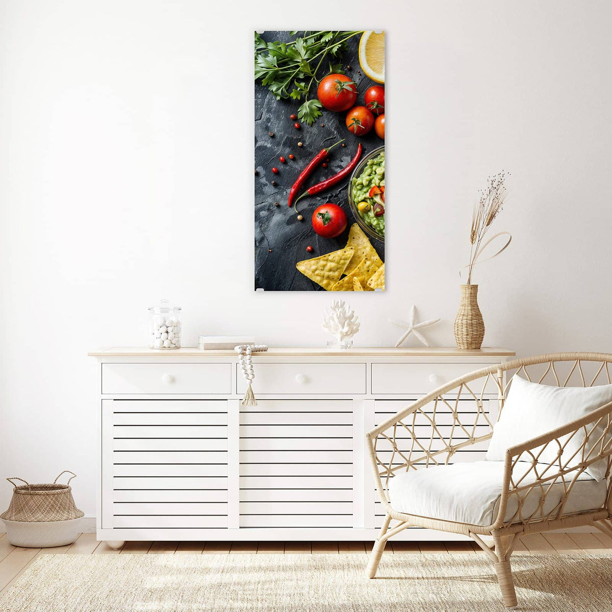 Glasbild Guacamole mit Nachos an der Wand – Schale Guacamole mit Chili, dazu Tomaten, Zitronen, Petersilie und Tortillachips auf Schiefer
