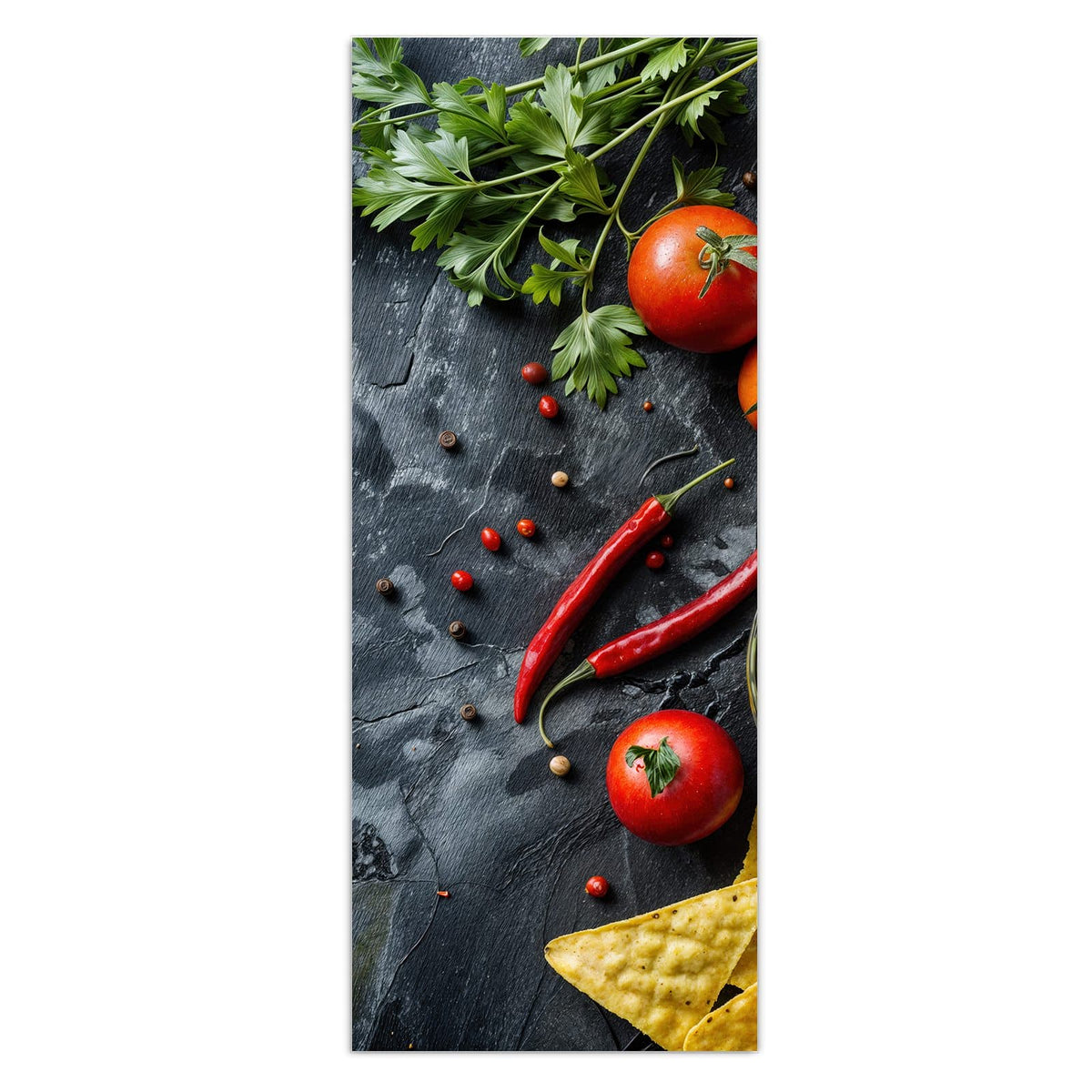 Schale Guacamole mit Chili, dazu Tomaten, Zitronen, Petersilie und Tortillachips auf Schiefer