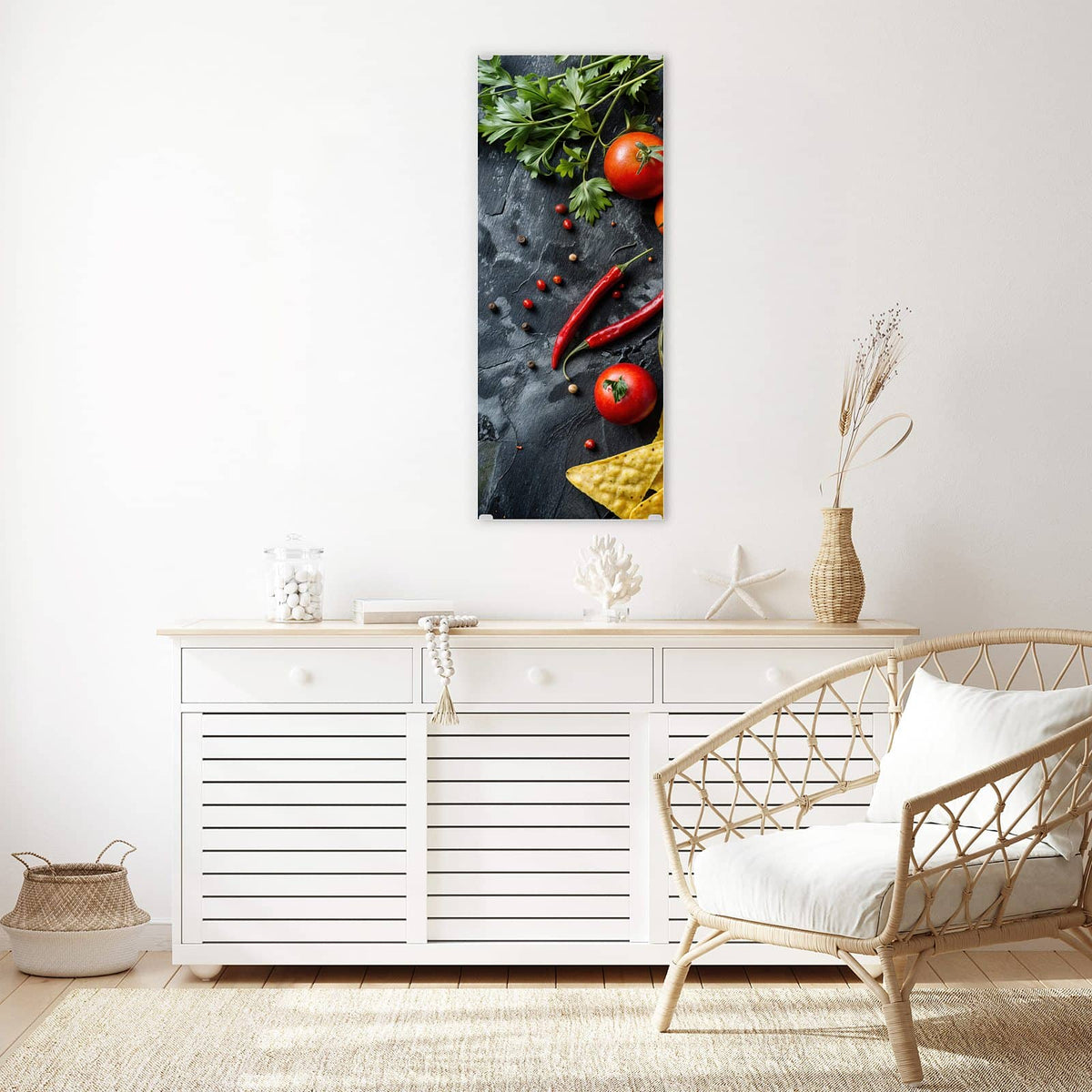 Glasbild Guacamole mit Nachos an der Wand – Schale Guacamole mit Chili, dazu Tomaten, Zitronen, Petersilie und Tortillachips auf Schiefer