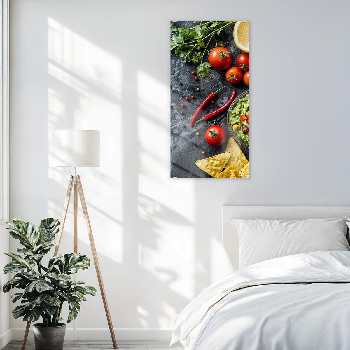Glasbild Guacamole mit Nachos an der Wand – Schale Guacamole mit Chili, dazu Tomaten, Zitronen, Petersilie und Tortillachips auf Schiefer