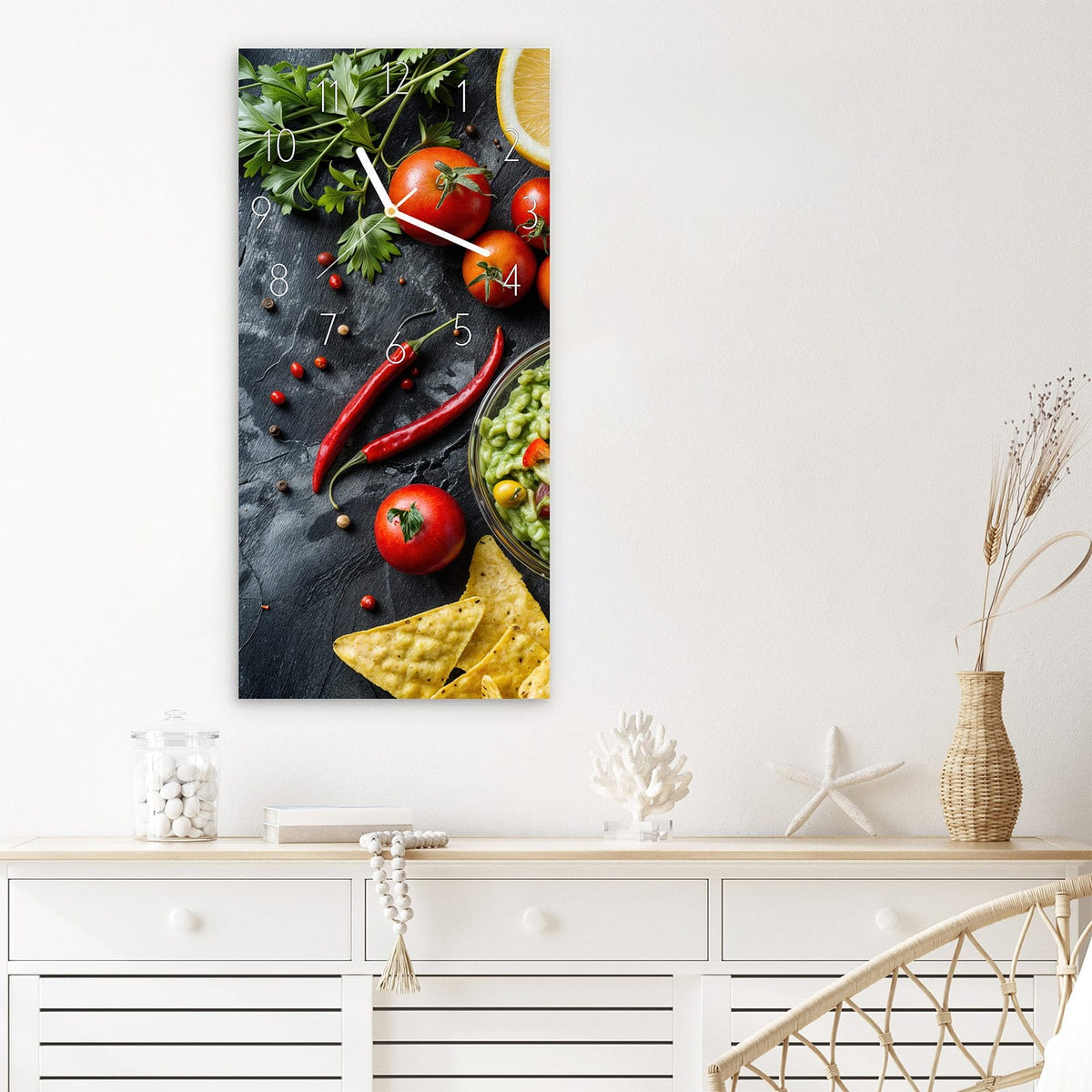 Wanduhr Frisches Gemüse aus Glas – Guacamole zwischen Tomaten und Avocado